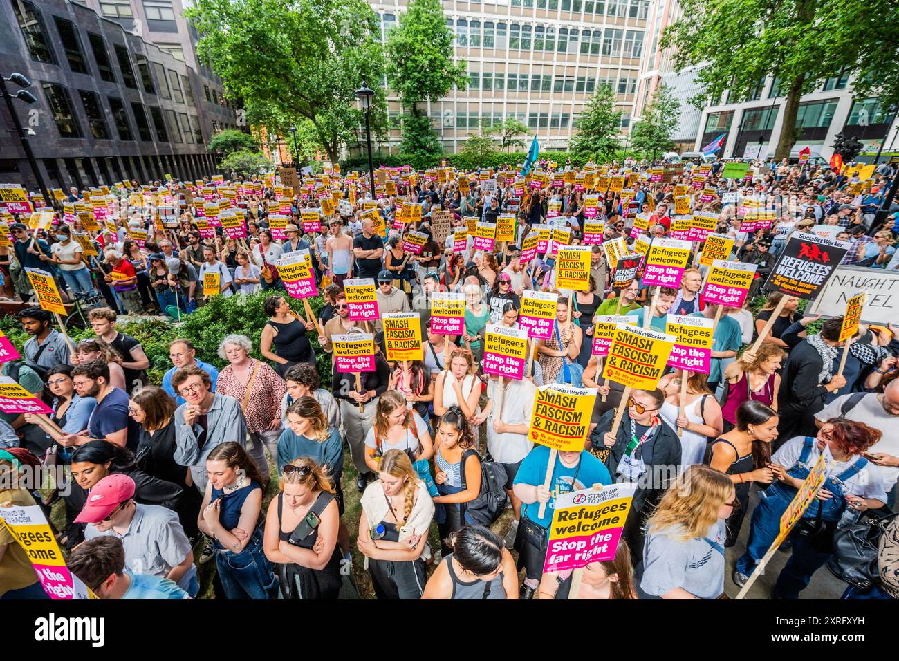 London, Großbritannien. August 2024. Außerhalb der Büros von Reform UK als Reaktion auf Nigel Farages erste Kommentare, die anscheinend die rechtsextreme Gewalt nicht zu verurteilen schienen - Ein Stopp des Rassismus, ein Ende des Hasses und ein Ende der rechtsextremen Demonstration - Eine Reaktion auf die erwarteten anhaltenden rechtsextremen Proteste. Organisiert von HOFFNUNG, nicht Hass und Rassismus. Guy Bell/Alamy Live News Stockfoto