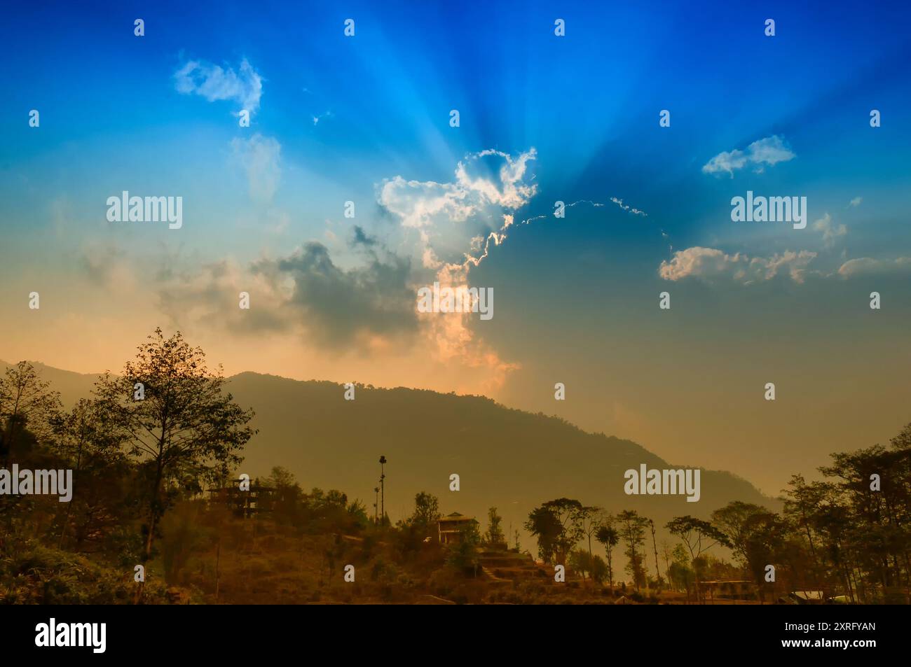 Sonnenuntergang über Chayatal oder Chaya Taal, West Sikkim, Indien, Natur, Stille und Frieden. Berühmt für die Reflexion des schneebedeckten Mount Kanchenjunga und Kab Stockfoto