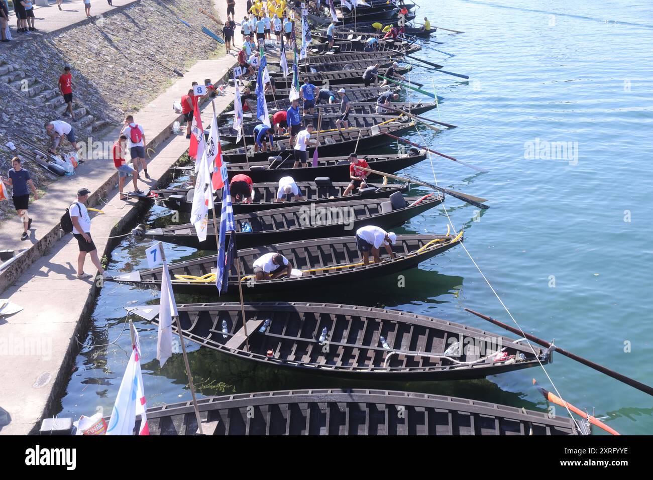 Der 27. Ladja Boat Marathon hat in Metkovic begonnen. Es hat die traditionelle Nutzung der alten Holzboote namens Ladja beibehalten. Der Marathon findet im Unterlauf des Flusses Neretva in Metkovic statt und ist seit 1895 für kleine Schiffe schiffbar. Das Boat Race verwendet ausschließlich traditionell gebaute Ladjas, die bestimmte Kriterien erfüllen müssen. Die Holzboote, die in früheren Zeiten nur von Piraten genutzt wurden, wurden später für den konventionellen Gebrauch bei den Bewohnern für den Transport von Tieren und Lebensmitteln beliebt. Diese Boote haben eine Länge von 7 bis 8,2 Metern und eine Breite von 2,45 bis 2,8 Metern Stockfoto