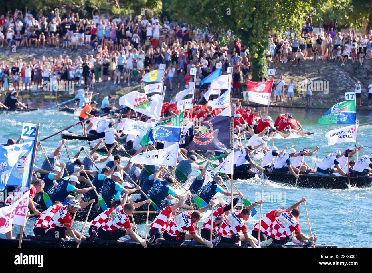 Der 27. Ladja Boat Marathon hat in Metkovic begonnen. Es hat die traditionelle Nutzung der alten Holzboote namens Ladja beibehalten. Der Marathon findet im Unterlauf des Flusses Neretva in Metkovic statt und ist seit 1895 für kleine Schiffe schiffbar. Das Boat Race verwendet ausschließlich traditionell gebaute Ladjas, die bestimmte Kriterien erfüllen müssen. Die Holzboote, die in früheren Zeiten nur von Piraten genutzt wurden, wurden später für den konventionellen Gebrauch bei den Bewohnern für den Transport von Tieren und Lebensmitteln beliebt. Diese Boote haben eine Länge von 7 bis 8,2 Metern und eine Breite von 2,45 bis 2,8 Metern Stockfoto