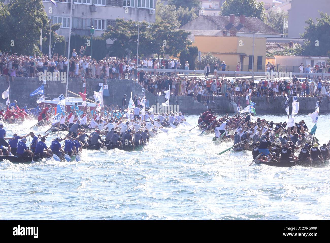 Der 27. Ladja Boat Marathon hat in Metkovic begonnen. Es hat die traditionelle Nutzung der alten Holzboote namens Ladja beibehalten. Der Marathon findet im Unterlauf des Flusses Neretva in Metkovic statt und ist seit 1895 für kleine Schiffe schiffbar. Das Boat Race verwendet ausschließlich traditionell gebaute Ladjas, die bestimmte Kriterien erfüllen müssen. Die Holzboote, die in früheren Zeiten nur von Piraten genutzt wurden, wurden später für den konventionellen Gebrauch bei den Bewohnern für den Transport von Tieren und Lebensmitteln beliebt. Diese Boote haben eine Länge von 7 bis 8,2 Metern und eine Breite von 2,45 bis 2,8 Metern Stockfoto