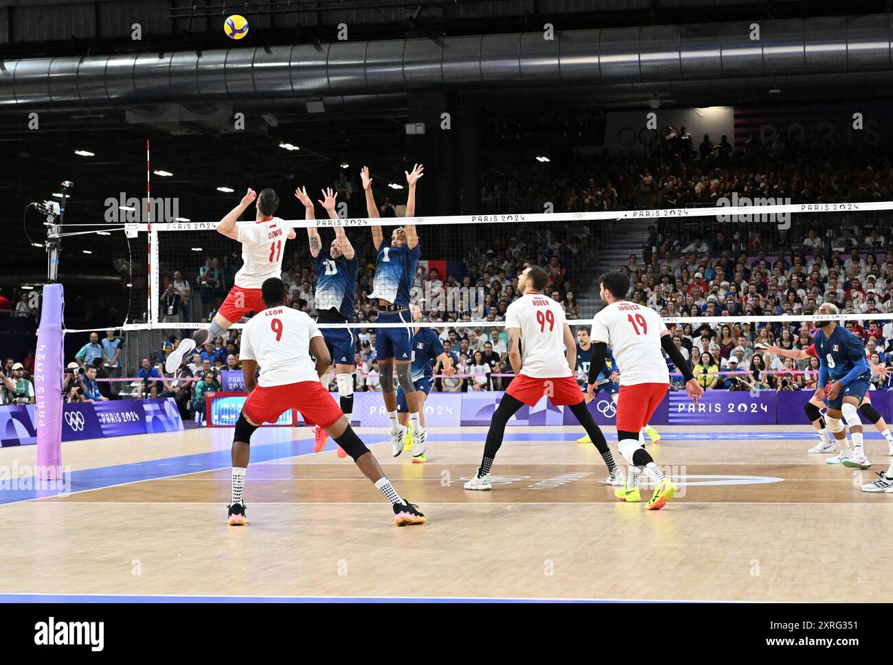 Aleksander Sliwka aus Polen und Antoine Brizard, Barthelemy Chinenyeze aus Frankreich, Volleyball, Männer&#39;s Goldmedaillenspiel zwischen Frankreich und Polen während der Olympischen Spiele Paris 2024 am 10. August 2024 in der Pariser Süd-Paris-Arena in Paris, Frankreich Stockfoto