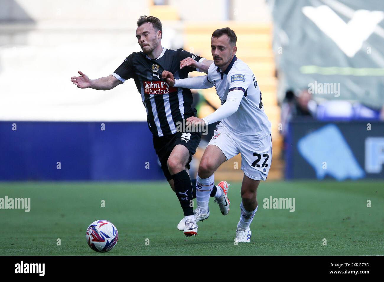 Birkenhead, Großbritannien. August 2024. Sam Austin aus Notts County (l) und Lee O’Connor von Tranmere Rovers in Aktion. EFL Skybet Football League Two Match, Tranmere Rovers gegen Notts County, Prenton Park, Birkenhead, Wirral am Samstag, den 10. August 2024. Dieses Bild darf nur für redaktionelle Zwecke verwendet werden. Nur redaktionelle Verwendung, .PIC von Chris Stading/ Credit: Andrew Orchard Sportfotografie/Alamy Live News Stockfoto