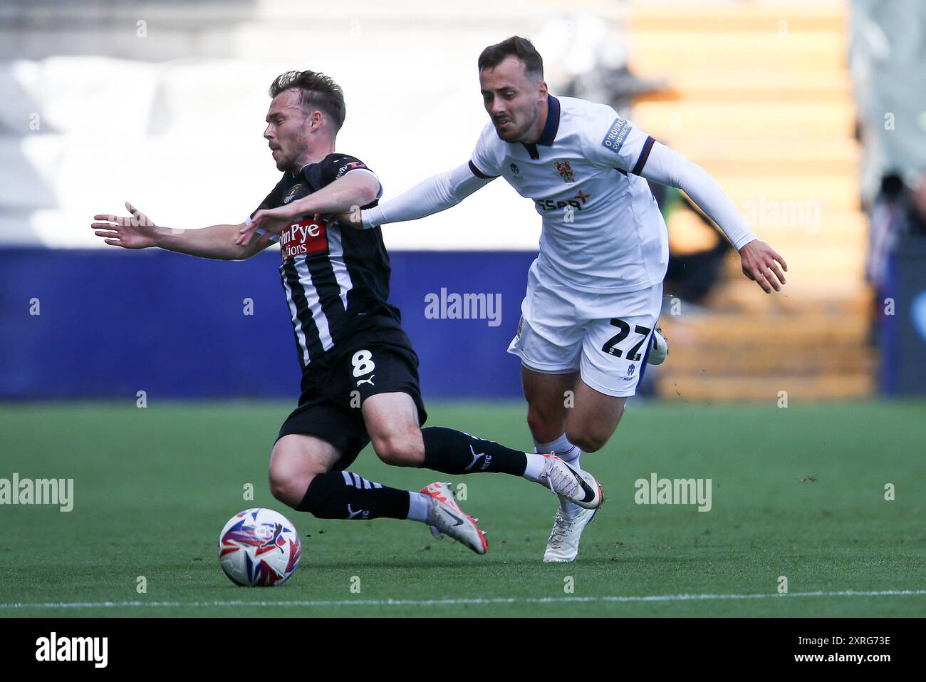 Birkenhead, Großbritannien. August 2024. Sam Austin aus Notts County (l) und Lee O’Connor von Tranmere Rovers in Aktion. EFL Skybet Football League Two Match, Tranmere Rovers gegen Notts County, Prenton Park, Birkenhead, Wirral am Samstag, den 10. August 2024. Dieses Bild darf nur für redaktionelle Zwecke verwendet werden. Nur redaktionelle Verwendung, .PIC von Chris Stading/ Credit: Andrew Orchard Sportfotografie/Alamy Live News Stockfoto