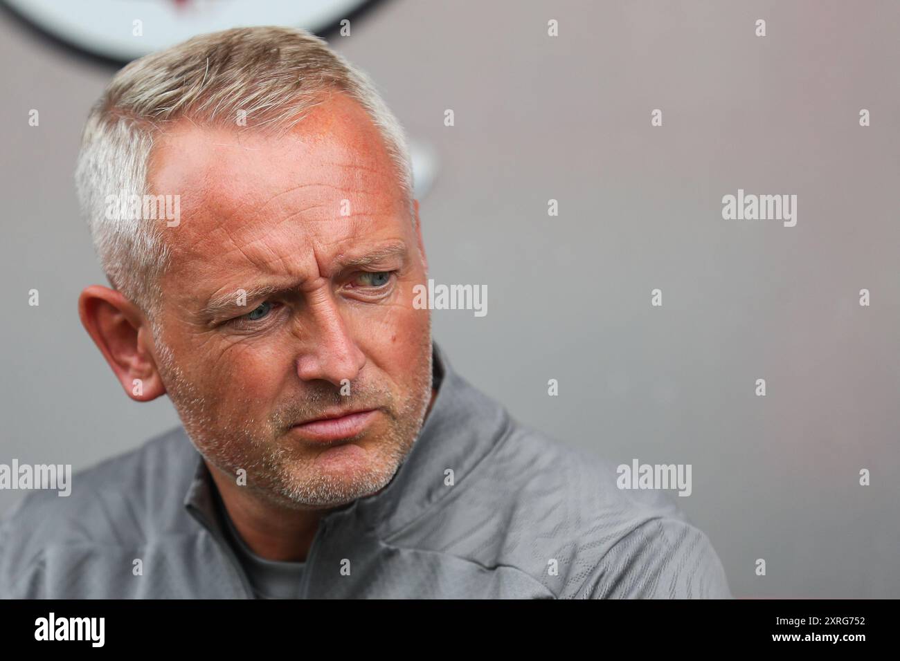 Neil Critchley Manager von Blackpool während des Spiels Crawley Town gegen Blackpool in der Sky Bet League 1 im Broadfield Stadium, Crawley, Großbritannien, 10. August 2024 (Foto: Gareth Evans/News Images) Stockfoto