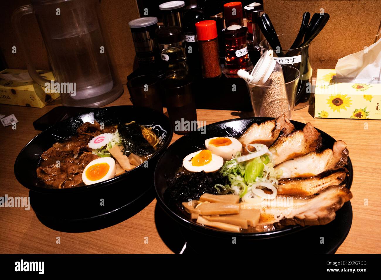 Traditionelles japanisches Streetfood Ramen Miso Suppe in Schüssel im lokalen Restaurant in Tokio Ramen Kokugikan Mai für Reisende die Leute essen trinken im Aqua CI Stockfoto