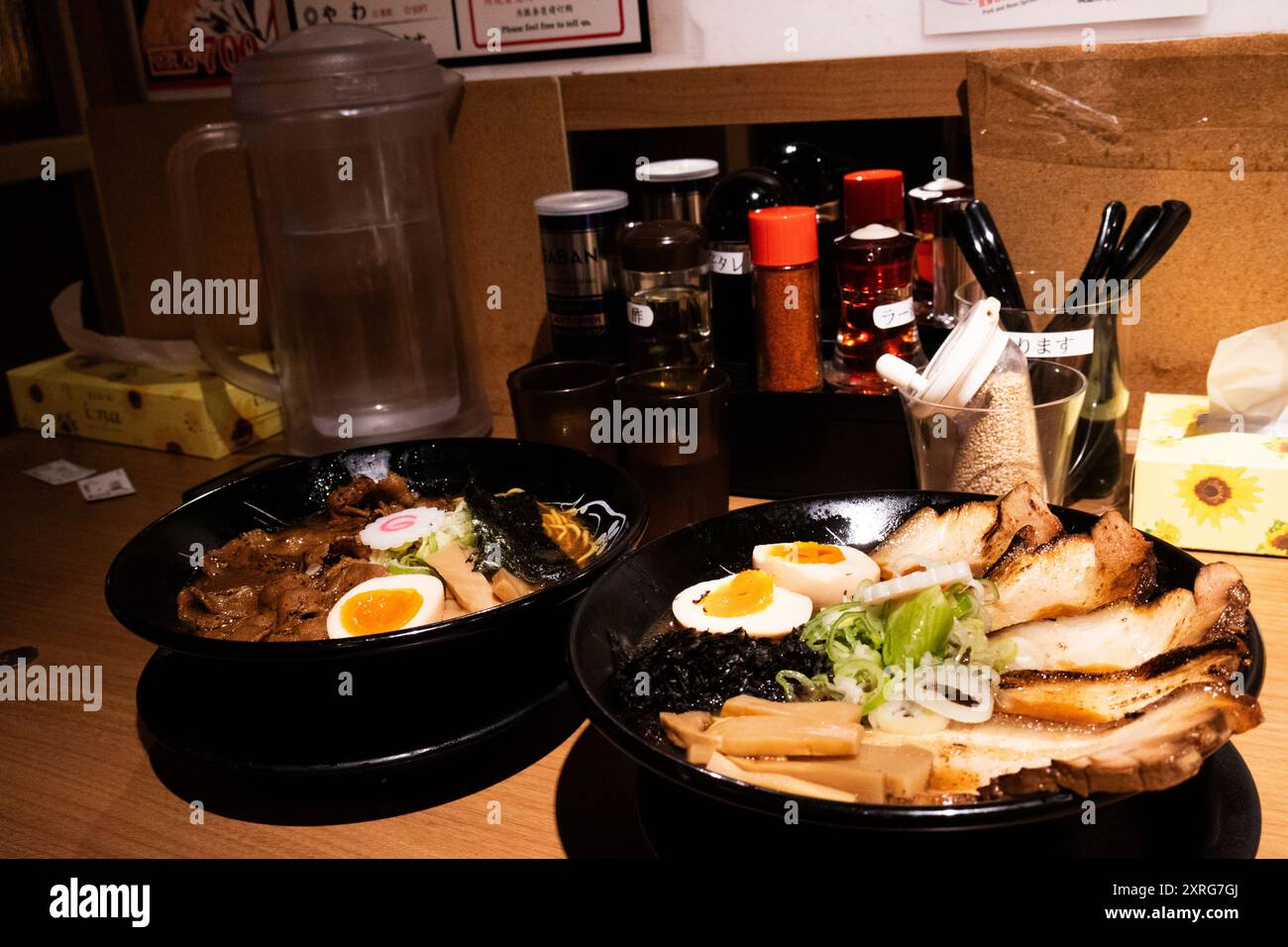 Traditionelles japanisches Streetfood Ramen Miso Suppe in Schüssel im lokalen Restaurant in Tokio Ramen Kokugikan Mai für Reisende die Leute essen trinken im Aqua CI Stockfoto