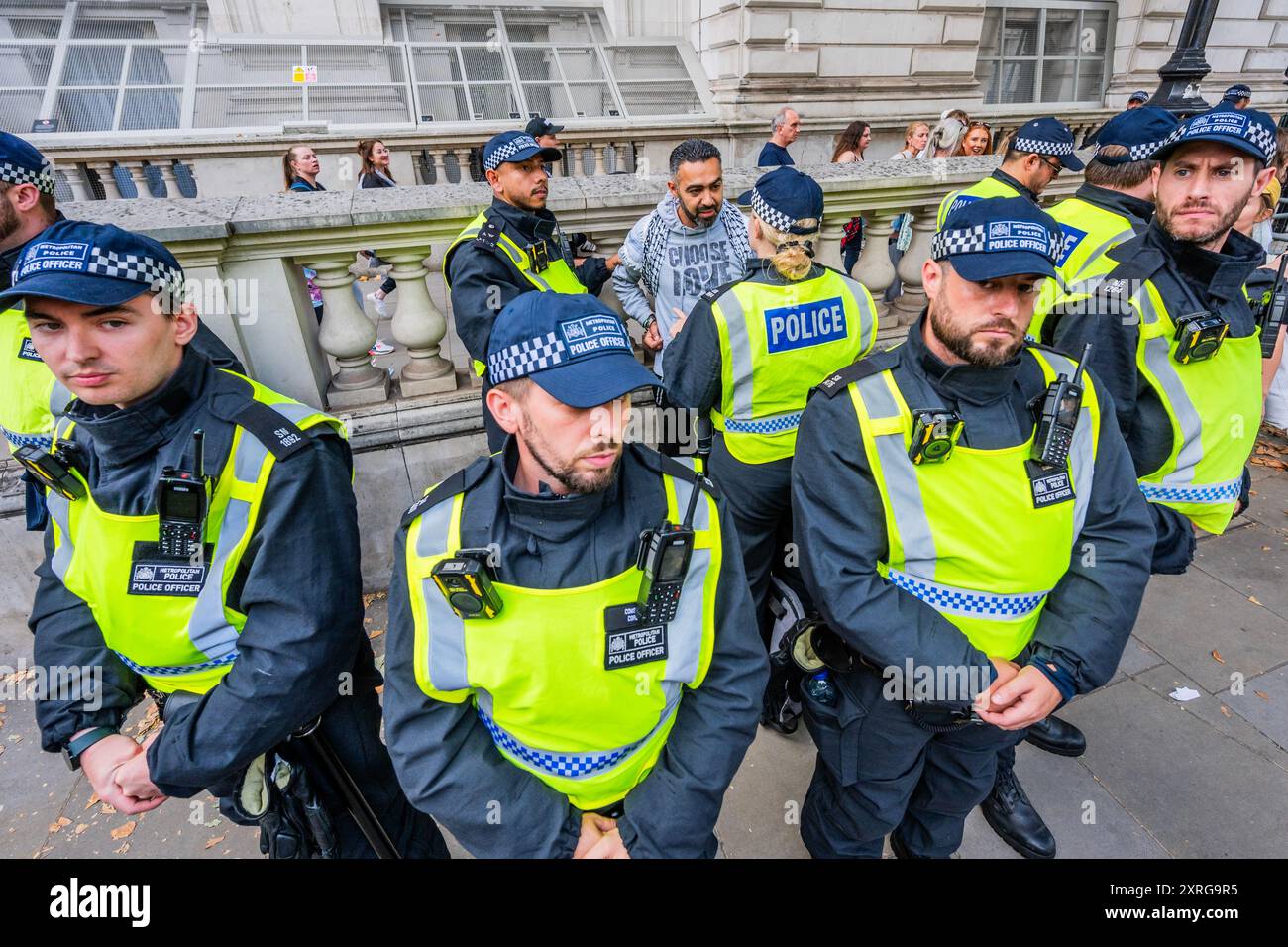 London, Großbritannien. August 2024. Der Protest bewegt sich friedlich unter der Polizei (ein Mann wird heftig inhaftiert und nach Klärung der Situation losgelassen) und eskortiert von außerhalb der Büros von Reform UK, um den Trafalgar Square vor ein paar Wochen von Tommy Robinsons Gruppe zurückzuholen. Der Protest ist auch eine Reaktion auf Nigel Farages erste Kommentare, die die rechtsextreme Gewalt nicht zu verurteilen scheinen - Ein Stopp des Rassismus, ein Ende des Hasses und ein Ende der rechtsextremen Demonstration. Guy Bell/Alamy Live News Stockfoto