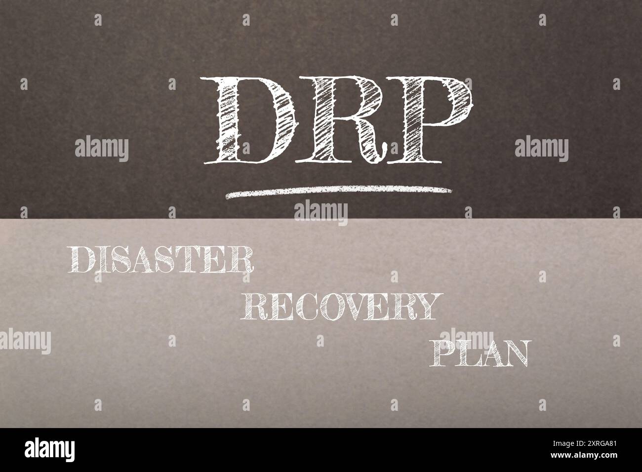 Ein Schwarzes Brett mit dem Aufdruck „Disaster Recovery Plan“. Die Wörter sind weiß und der Hintergrund schwarz Stockfoto