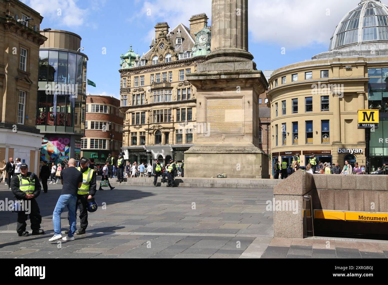 Große Polizeipräsenz für erwartete rechtsextreme Kundgebung und Gegenprotestierende am Grau's Monument und im Stadtzentrum sowie rechtsextreme versuchen, den Gegenprotest zu stören. Newcastle-upon-Tyne, 11. August 2024. Quelle: DEW/Alamy Live News Stockfoto