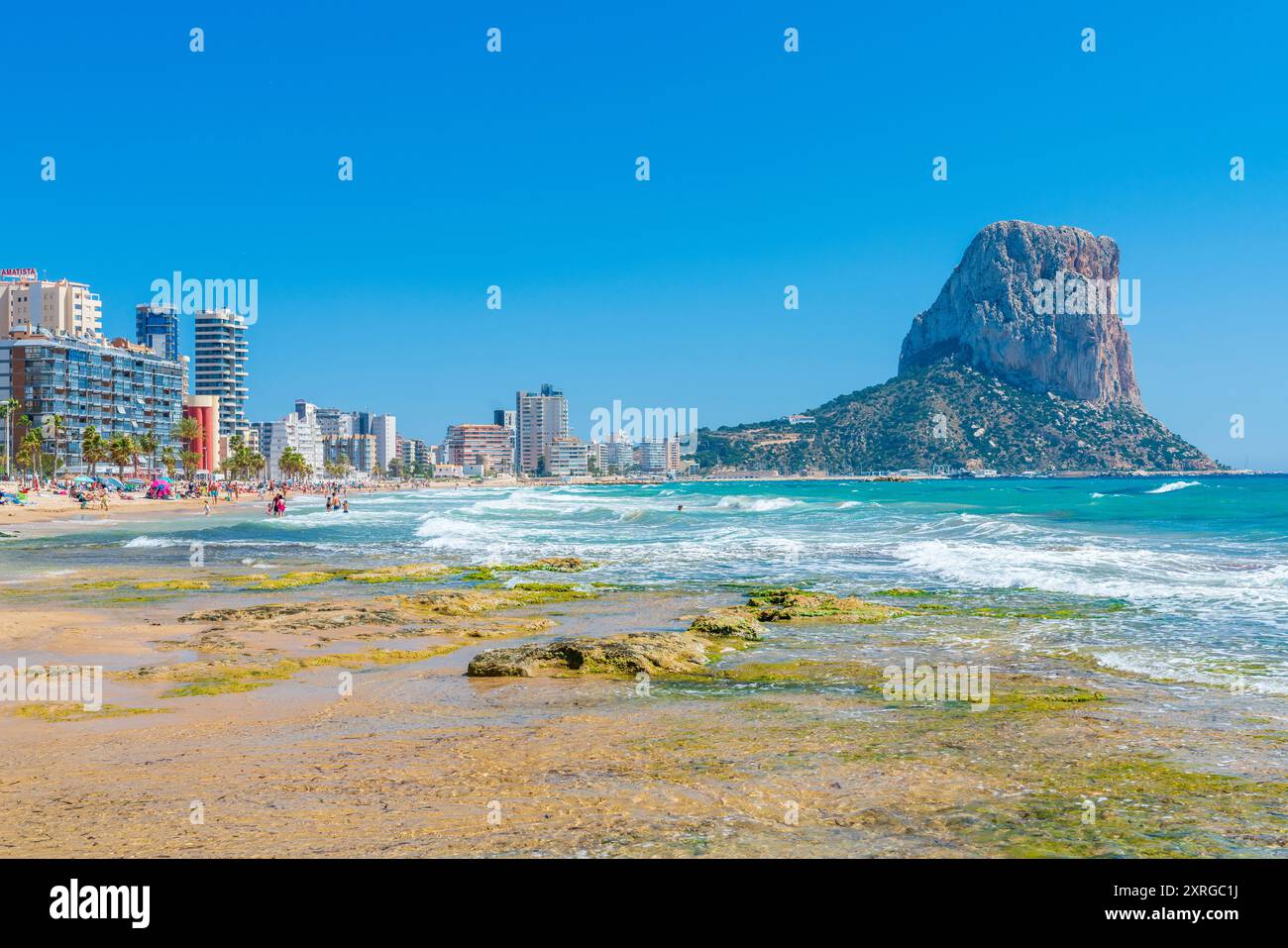 Playa del Arenal-Bol mit Penyal d'IFAC im Hintergrund, Calp, Comunidad Valenciana, Viertel Alicante, Costa Blanca, Spanien Stockfoto