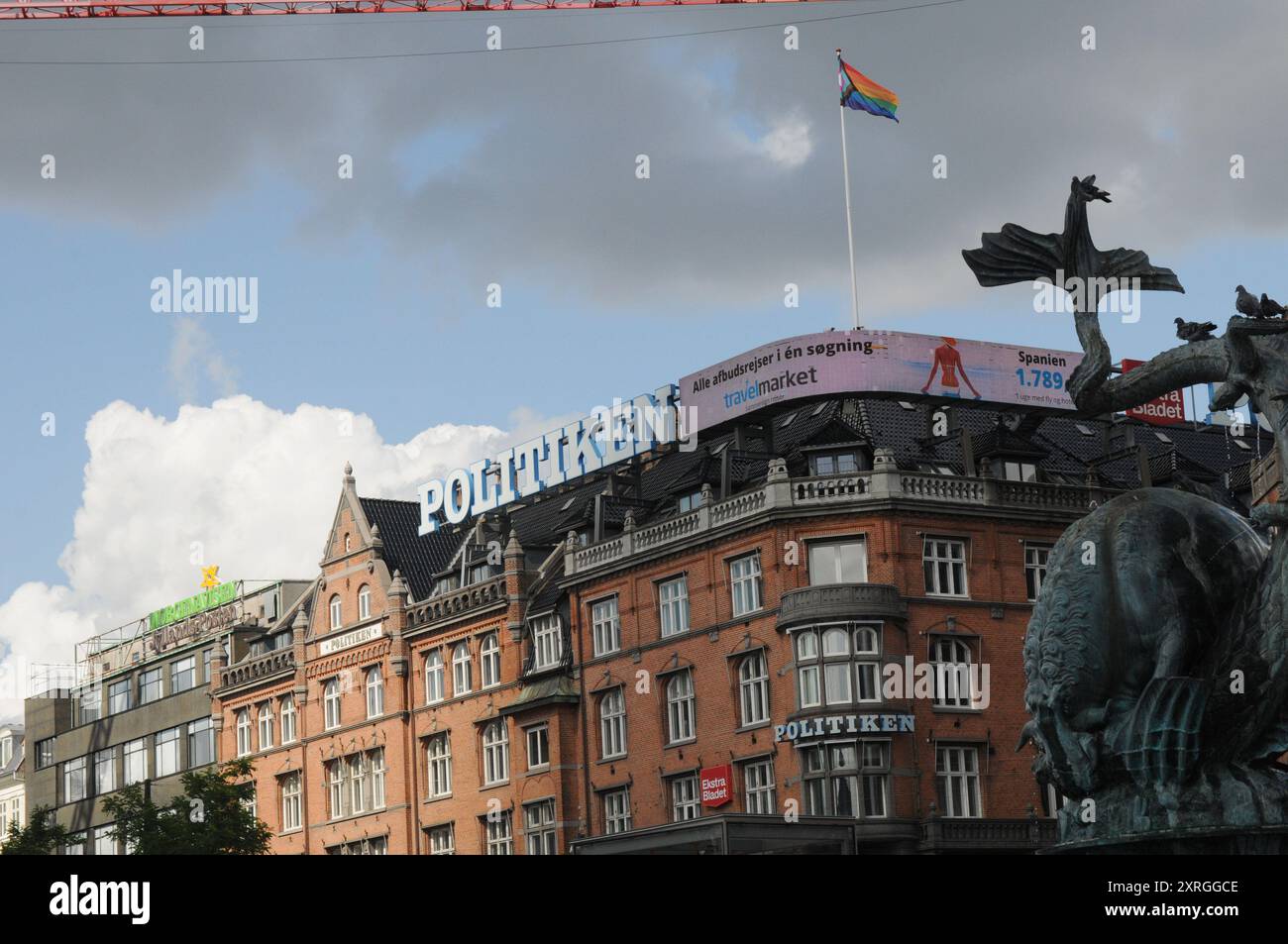 Kopenhagen/Dänemark/10. August 2024/Kopenhagener Stolz-Woche Regenbogenfliege über dem führenden dänischen Medienhaus Politiken hus in Danch cpital. (Foto. Francis Joseph Dean/Dean Pictures) (nicht für kommerzielle Zwecke) Stockfoto