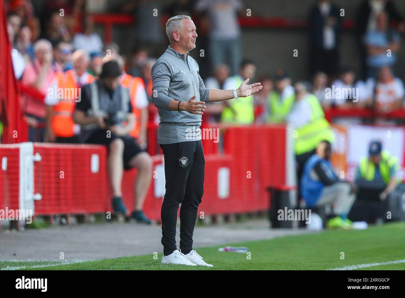 Crawley, Großbritannien. August 2024. Neil Critchley Manager von Blackpool reagiert während des Spiels Crawley Town gegen Blackpool in der Sky Bet League 1 im Broadfield Stadium, Crawley, Großbritannien, 10. August 2024 (Foto: Gareth Evans/News Images) in Crawley, Großbritannien am 10. August 2024. (Foto: Gareth Evans/News Images/SIPA USA) Credit: SIPA USA/Alamy Live News Stockfoto