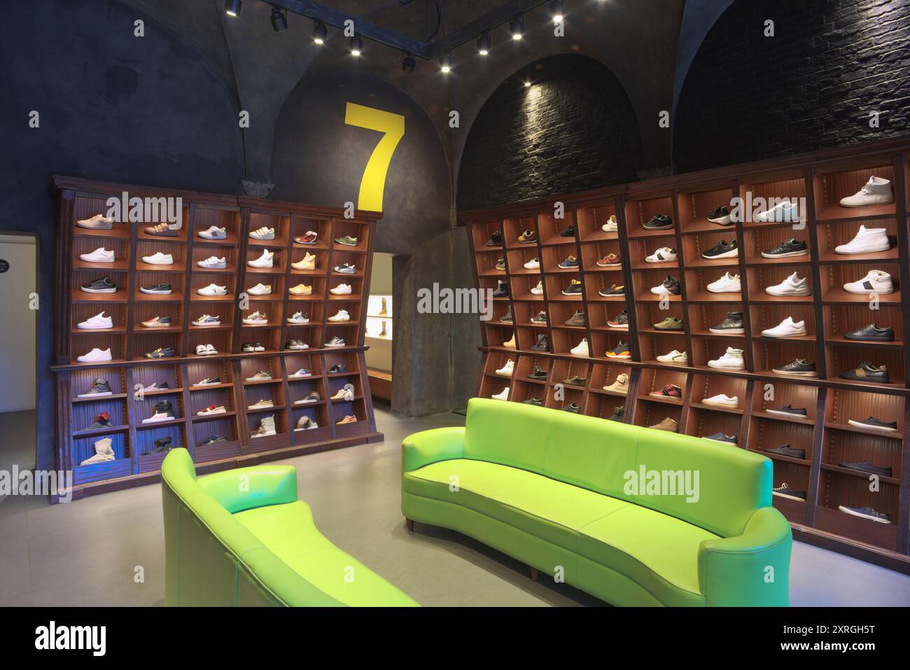 Schuhgeschäft für Turnschuhe in Mailand, Italien Stockfoto