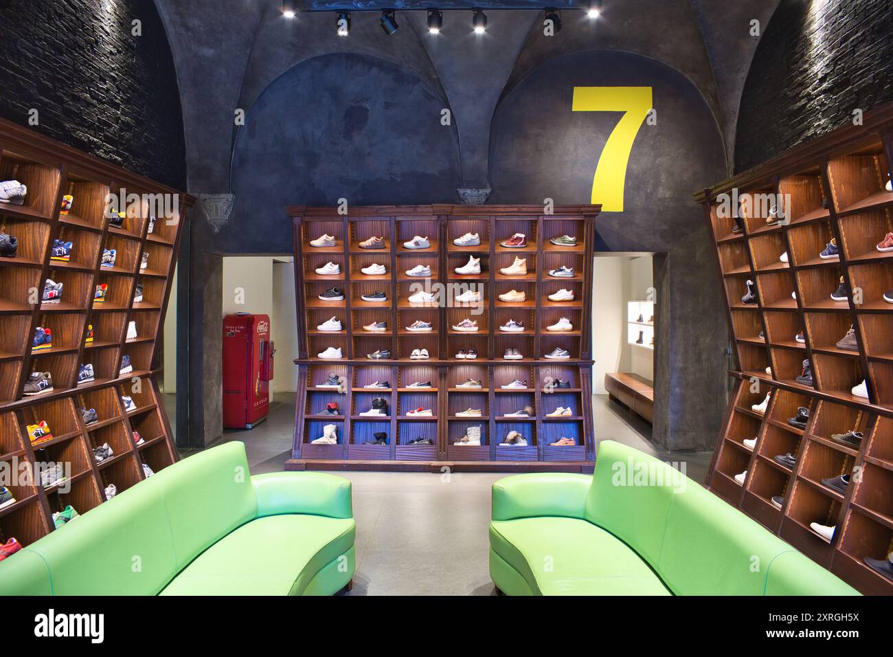 Schuhgeschäft für Turnschuhe in Mailand, Italien Stockfoto