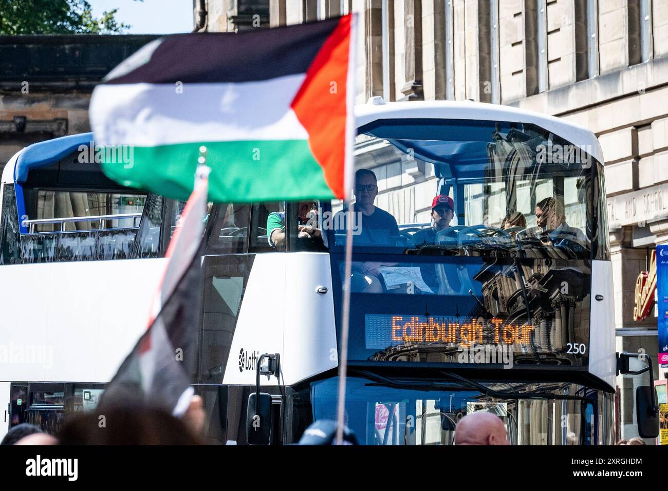 Edinburgh, Schottland. Samstag, 10. August 2024. Demonstranten versammeln sich vor dem schottischen Nationalmuseum in der Chambers Street und rufen zu einem sofortigen Waffenstillstand im Gaza-Konflikt auf. Stockfoto