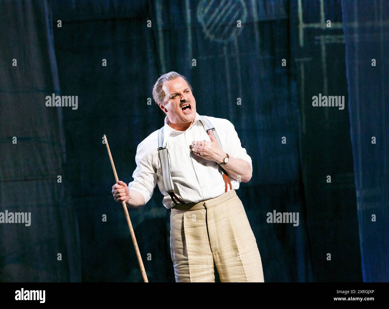 Christopher Purves (Walt Disney) in THE PERFECT AMERICAN at English National Opera (ENO), London Coliseum WC2 01/06/2013 Musik: Philip Glass Libretto: Rudy Wurlitzer basierend auf dem Roman von Peter Stephan Jungk Koproduktion mit Teatro Real Madrid Dirigent: Gareth Jones Set Design: Dan Potra Video Design: Leo Warner Animationsregisseur: Joseph Pierce Choreograf: Ben Wright Regisseur: Phelim McDermott Stockfoto