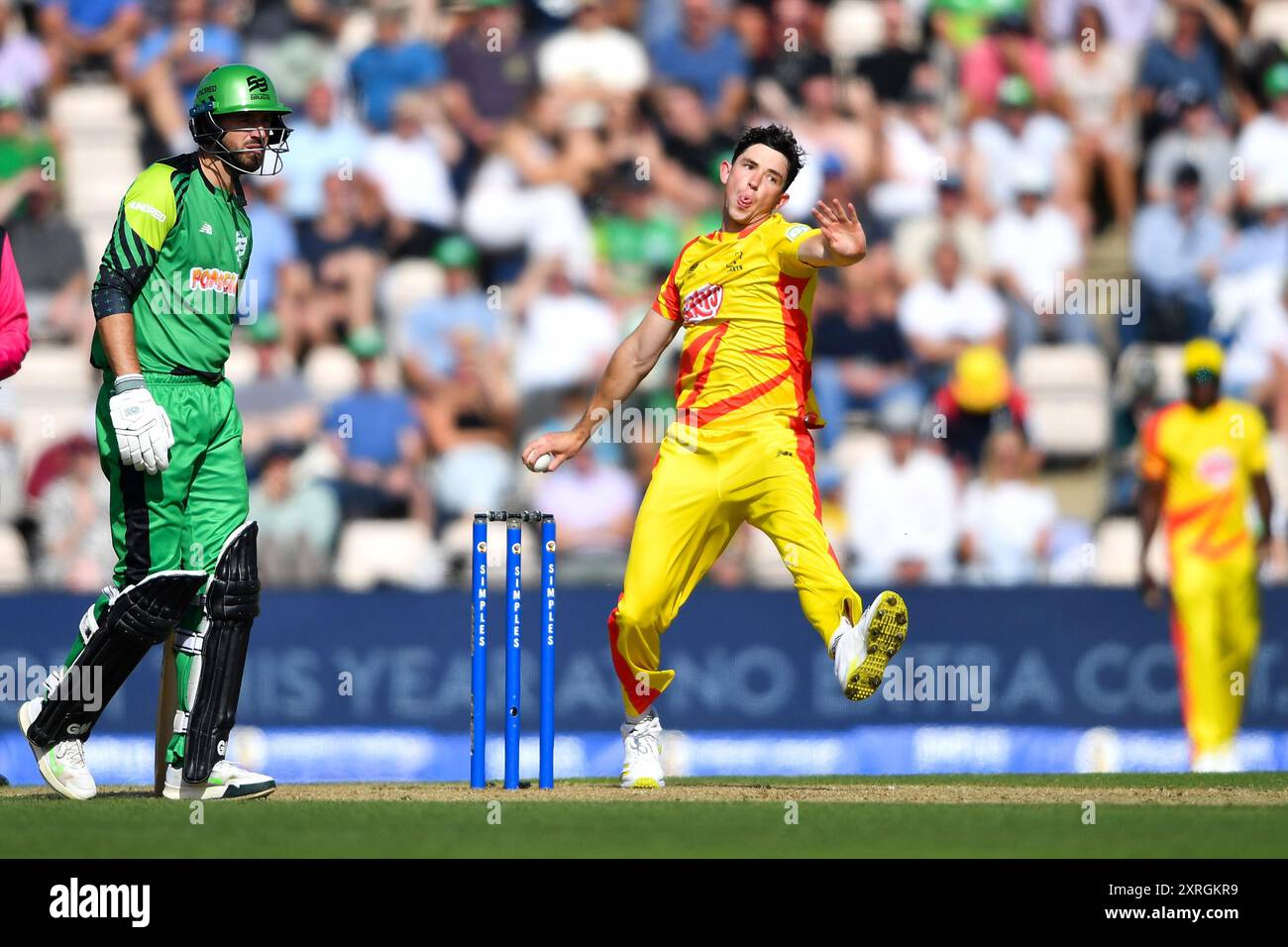 Southampton, Großbritannien. August 2024. John Turner von Trent Rockets Bowling während des Hundred Men's Match zwischen Southern Brave und Trent Rockets im Utilita Bowl. Quelle: Dave Vokes/Alamy Live News Stockfoto