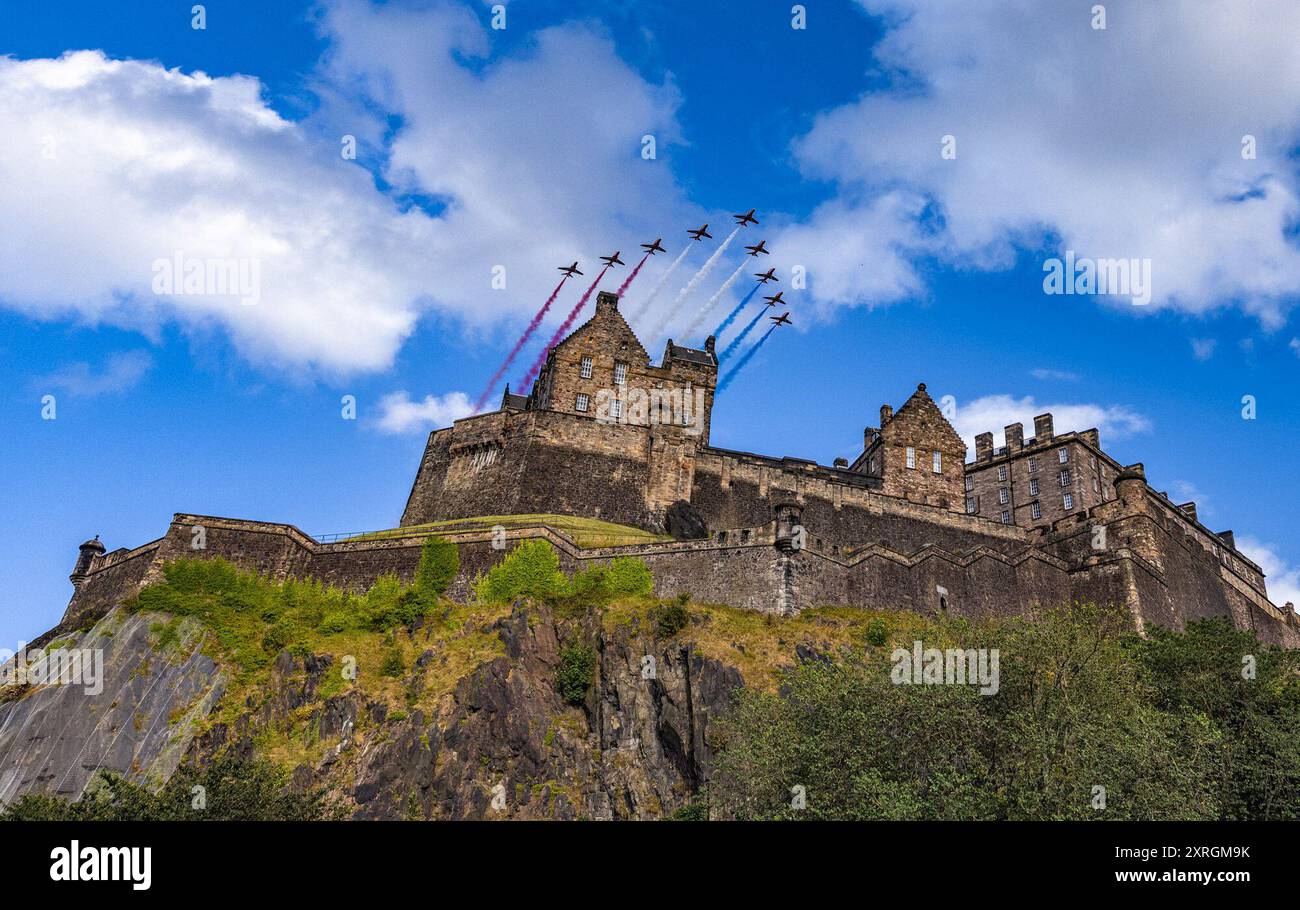 Edinburgh, Vereinigtes Königreich. 10. August 2024: Die Roten Pfeile fliegen über Edinburgh Castle zu Beginn einer Aufführung des Royal Edinburgh Military Tattoo. Quelle: Rich Dyson/Alamy Live News Stockfoto