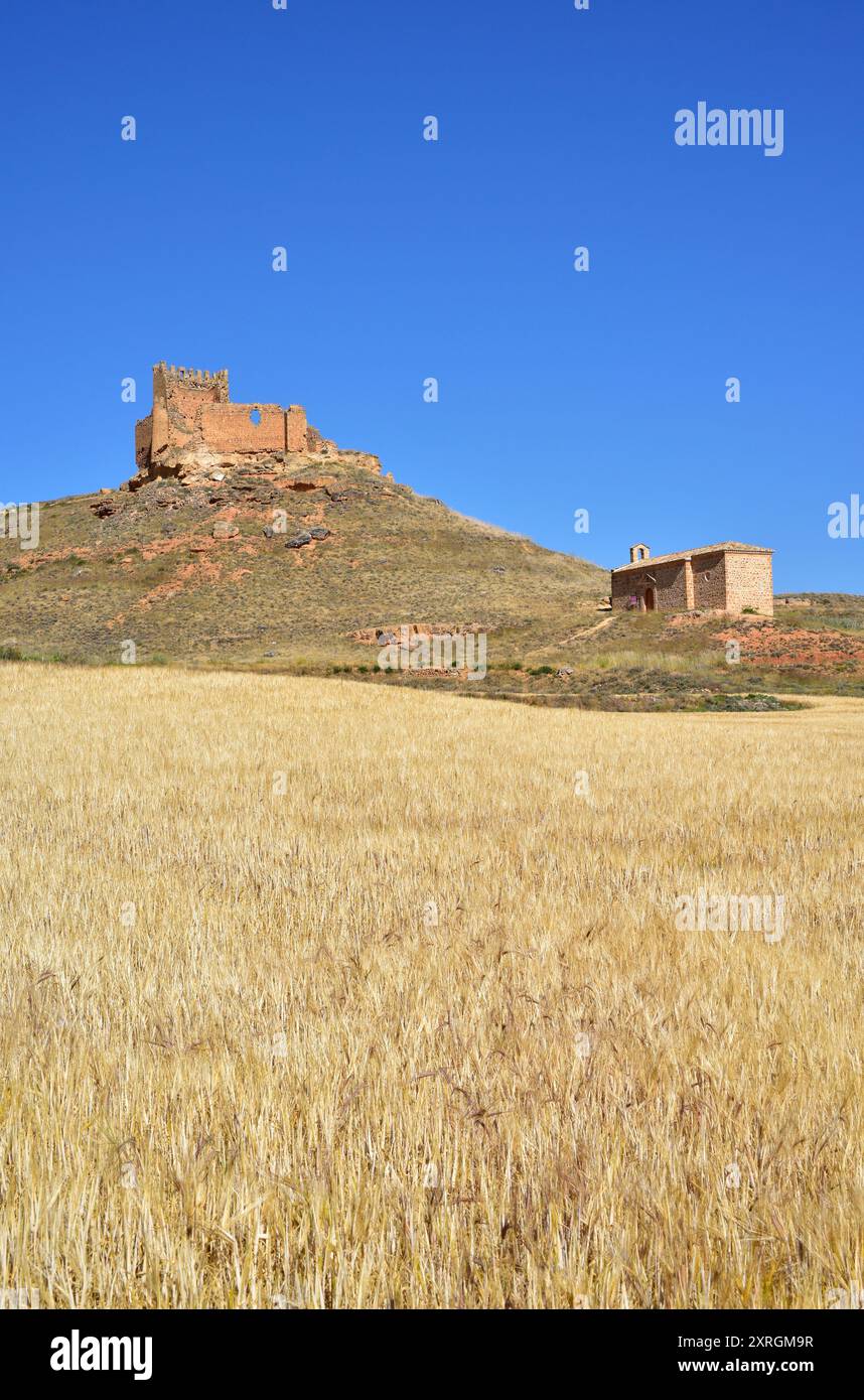 Monteagudo de las Vicarias, Schloss de La Raya oder Turm Martin Gonzalez (12.-13. Jahrhundert) und Eremitage Nuestra Señora de la Torre. Provinz Soria, CAS Stockfoto