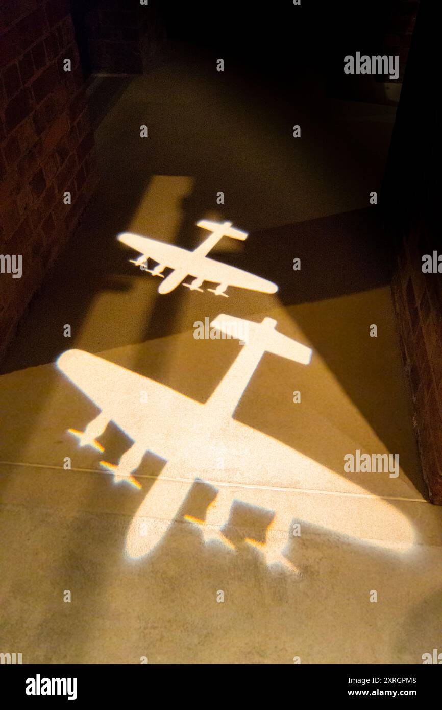 Darstellungen von Flugzeugen des Ersten Weltkriegs, die durch Licht auf den Boden projiziert werden Stockfoto