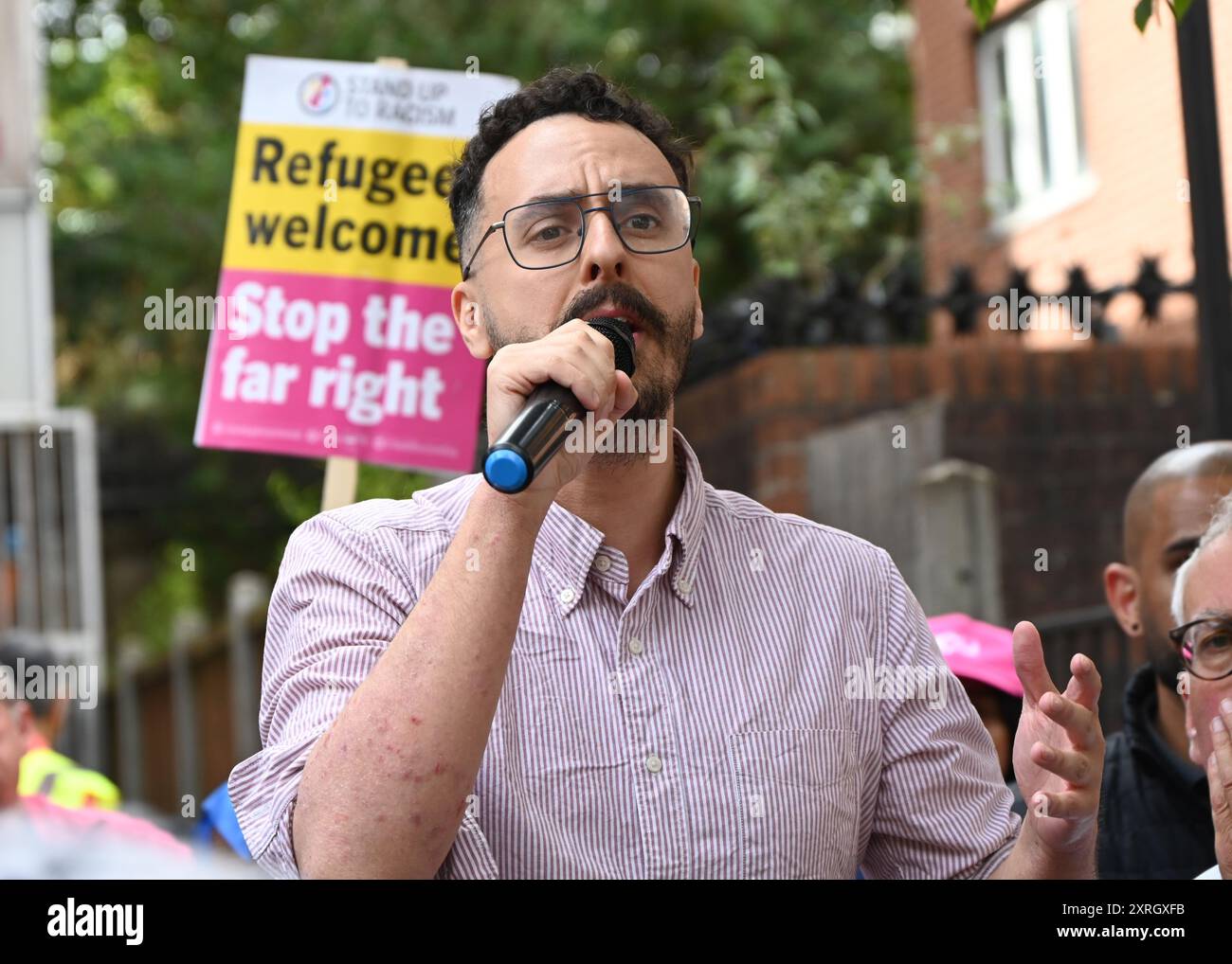 LONDON, GROSSBRITANNIEN. August 2024. Hunderte von Islington und Aktivistengruppen protestierten, um die extreme Rechte zu stoppen und Islamophobie zu bekämpfen. Nach dem Vorfall in Southport, bei dem drei Kinder getötet wurden. Fehlinformationen im Internet, um zu behaupten, dass ein Asylbewerber der Schuldige ist, verwandeln sich in Unruhen, die in vielen Städten des Vereinigten Königreichs in Verbrennungen von Unterkünften und Jugendherbergen für Migranten führen. Eine Demonstration fand in der Finsbury Park Mosque statt. Unsere Gemeinschaft, unabhängig von Ihrer Rasse, Kultur oder Religion, wird diese Art von extremen Rassismus in London, Großbritannien, nicht zulassen. (Quelle: Siehe Li/Picture Capital/Alamy Live News Stockfoto