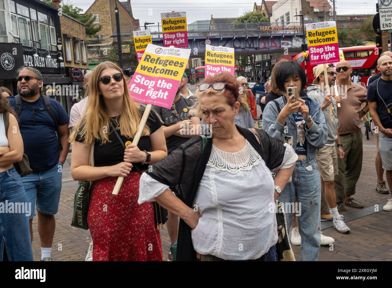 London, Großbritannien. August 2024. Hunderte kamen zu einer Kundgebung im Zentrum von Hackney am Stop the rechtsextremen National Day of Protest, um die Gemeinde zu einer Vereinigung und gegen die kleine Minderheit von Gangstern aufzurufen. Sie riefen alle auf, sich gegen Rassismus zu stellen, und die Politiker aller Parteien sollten ihre rassistischen Reden und politischen Maßnahmen gegen die Einwanderung beenden. Das Land hat über Jahrhunderte von der Migration profitiert und braucht jetzt Migranten und erfüllt seine Verantwortung gegenüber Asylbewerbern. Peter Marshall/Alamy Live News Stockfoto