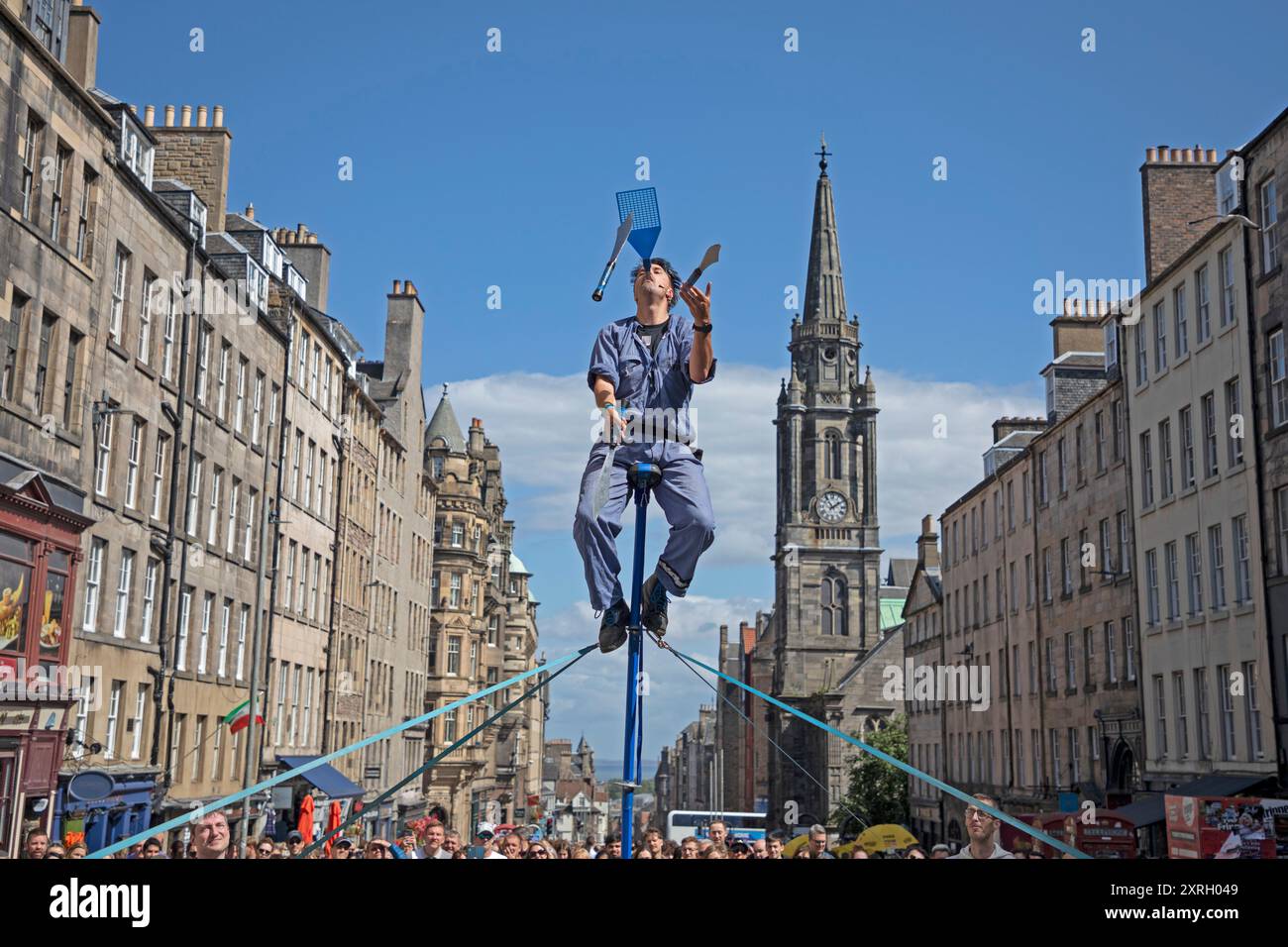 Royal Mile, Edinburgh, Schottland, Großbritannien. August 2024. Ende der ersten Woche rund um die geschäftige High Street und das Stadtzentrum an einem weiteren stürmischen, windigen Samstag mit einer Windgeschwindigkeit von 35 km/h. Im Bild: Malachi Frost aus Australien auf seinem Hochstock, der seine riesige Fliegenklatsche schluckt. Quelle: Arch White/Alamy Live News. Stockfoto