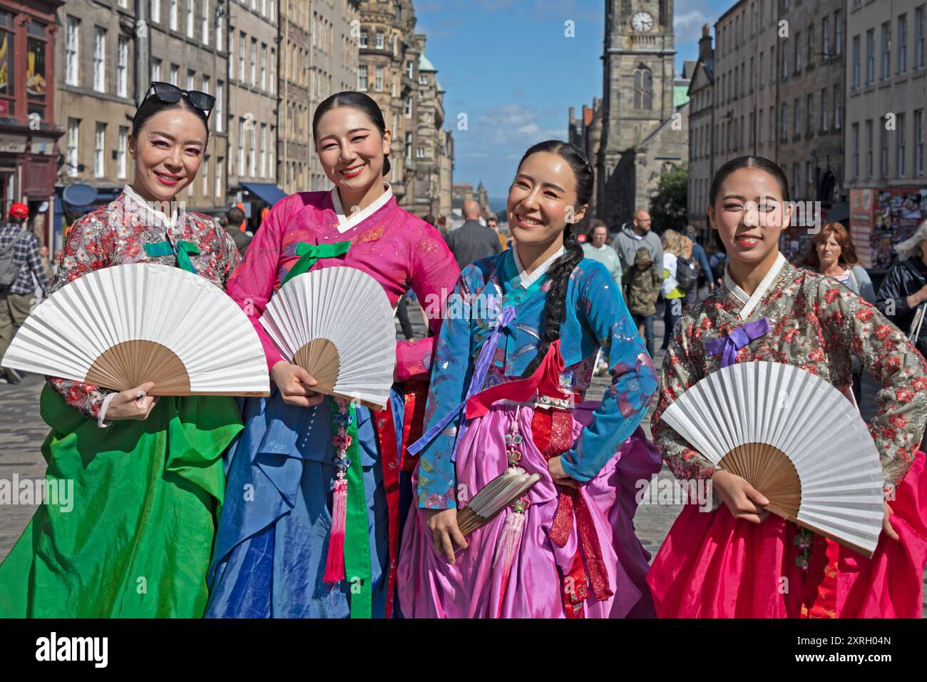 Royal Mile, Edinburgh, Schottland, Großbritannien. August 2024. Ende der ersten Woche rund um die geschäftige High Street und das Stadtzentrum an einem weiteren stürmischen, windigen Samstag mit einer Windgeschwindigkeit von 35 km/h. Im Bild: Besetzer aus Ari, dem Geist Koreas. Quelle: Arch White/Alamy Live News. Stockfoto