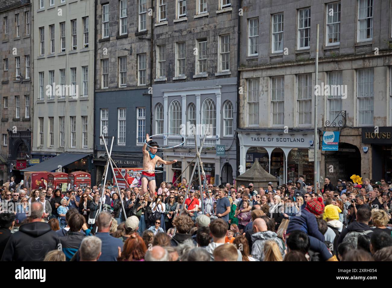 Royal Mile, Edinburgh, Schottland, Großbritannien. August 2024. Ende der ersten Woche rund um die geschäftige High Street und das Stadtzentrum an einem weiteren stürmisch windigen Samstag mit einer Windgeschwindigkeit von 35 km/h im Bild: Kwabana Lindsay an seinem schlaffen Seil. Quelle: Arch White/Alamy Live News. Stockfoto