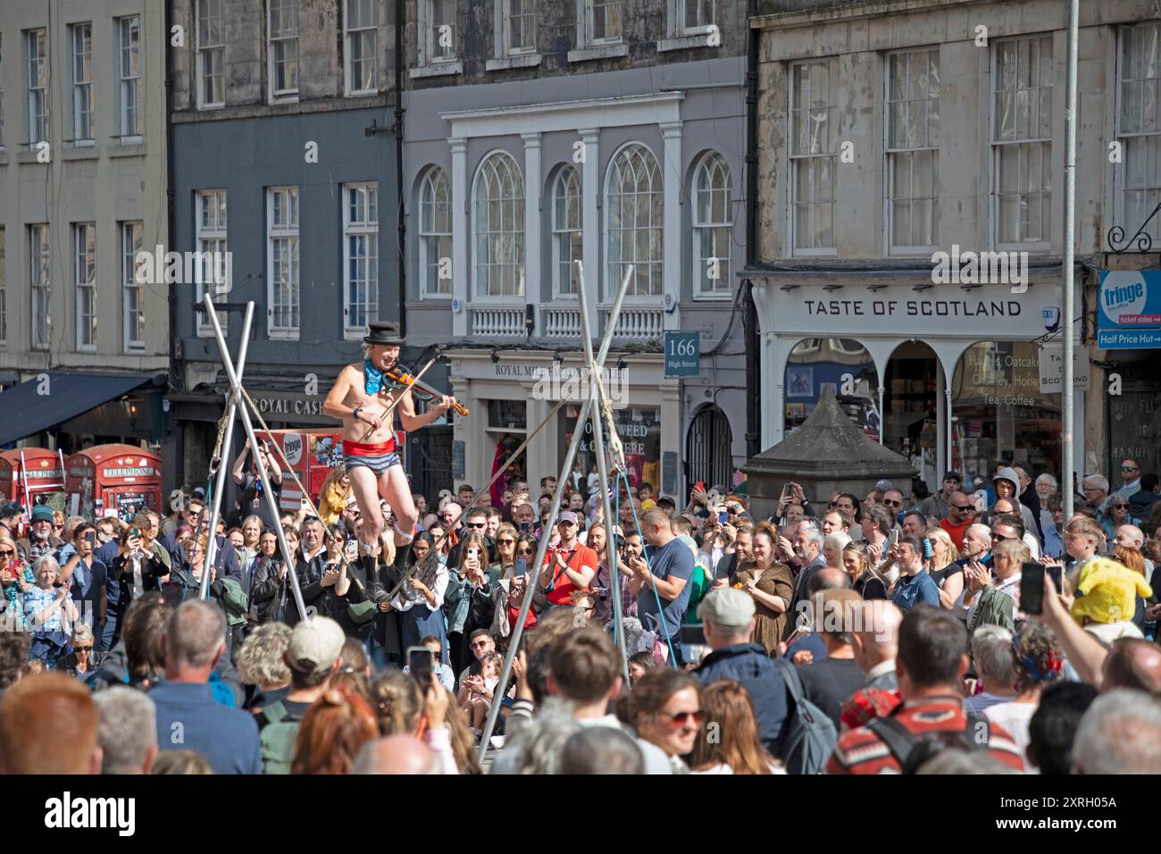 Royal Mile, Edinburgh, Schottland, Großbritannien. August 2024. Ende der ersten Woche rund um die geschäftige High Street und das Stadtzentrum an einem weiteren stürmisch windigen Samstag mit einer Windgeschwindigkeit von 35 km/h im Bild: Kwabana Lindsay an seinem schlaffen Seil. Quelle: Arch White/Alamy Live News. Stockfoto