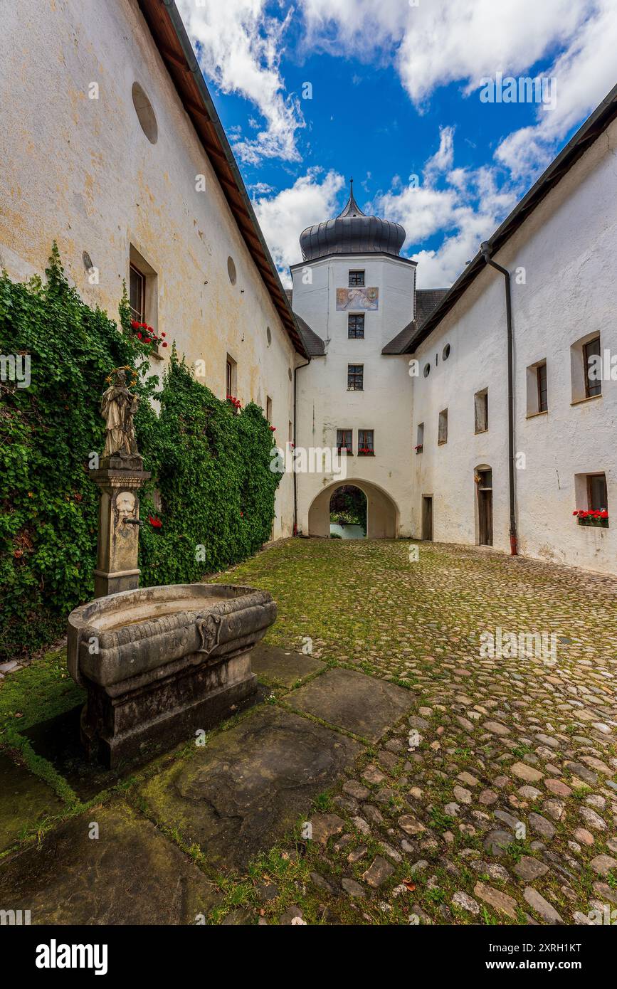 Blick auf das Kloster Höglwörth in Bayern. Stockfoto