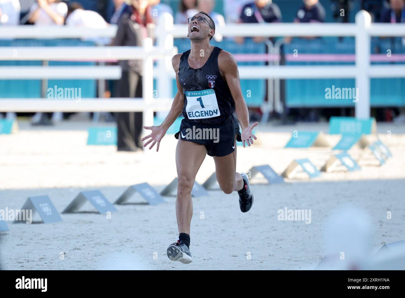 Versailles, Frankreich. August 2024. Olympische Spiele, Paris 2024, Moderner Pentathlon, Einzelkämpfer, Männer, Laser Run, Ahmed Elgendy aus Ägypten überquert als Sieger die Ziellinie. Quelle: Rolf Vennenbernd/dpa/Alamy Live News Stockfoto