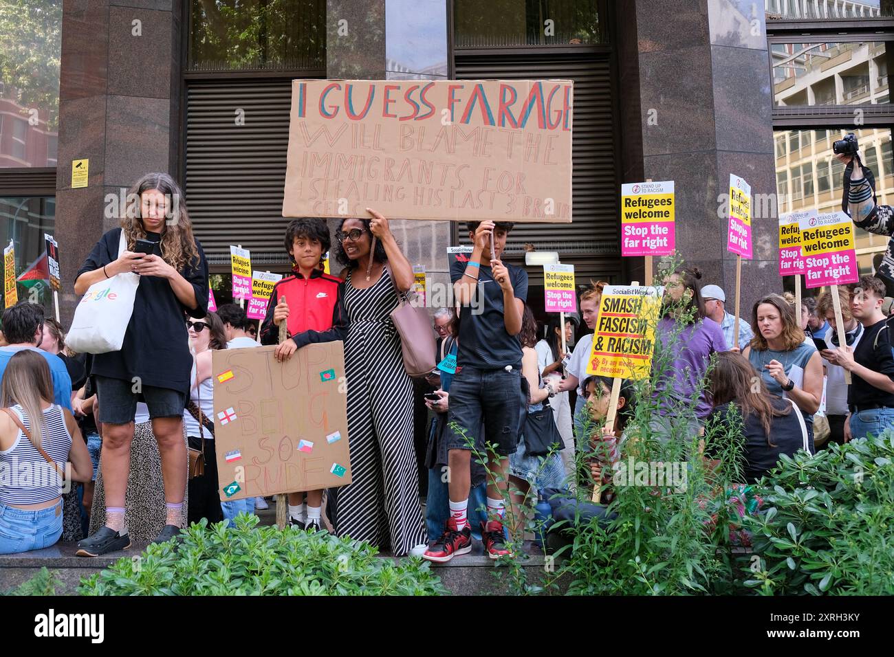 London, UK, 10. August 2024. Tausende von Anti-Rassismus-Demonstranten hielten eine Kundgebung vor einer Ansprache im Zusammenhang mit der Reform UK Party ab, während Aktivisten den Führer Nigel Farage kritisieren, weil er die Spannungen über soziale Medien nach den Morden an drei jungen Mädchen in Southport und den Aufständen im ganzen Land angeheizt hat. Quelle: Eleventh Photography/Alamy Live News Stockfoto