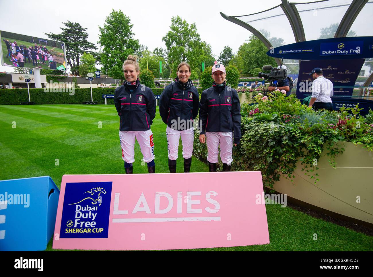 Ascot, Großbritannien. August 2024. Das Ladies Team aus Jockeys Joanna Mason (L), Marie Velon (M) und Captain Hayley Turner (R), bevor sie heute den Dubai Duty Free Shergar Cup auf der Ascot Racecourse gewonnen haben. Den zweiten Platz gewann Europa, den dritten Platz der übrigen Welt und den vierten Platz Großbritannien und Irland. Quelle: Maureen McLean/Alamy Live News Stockfoto