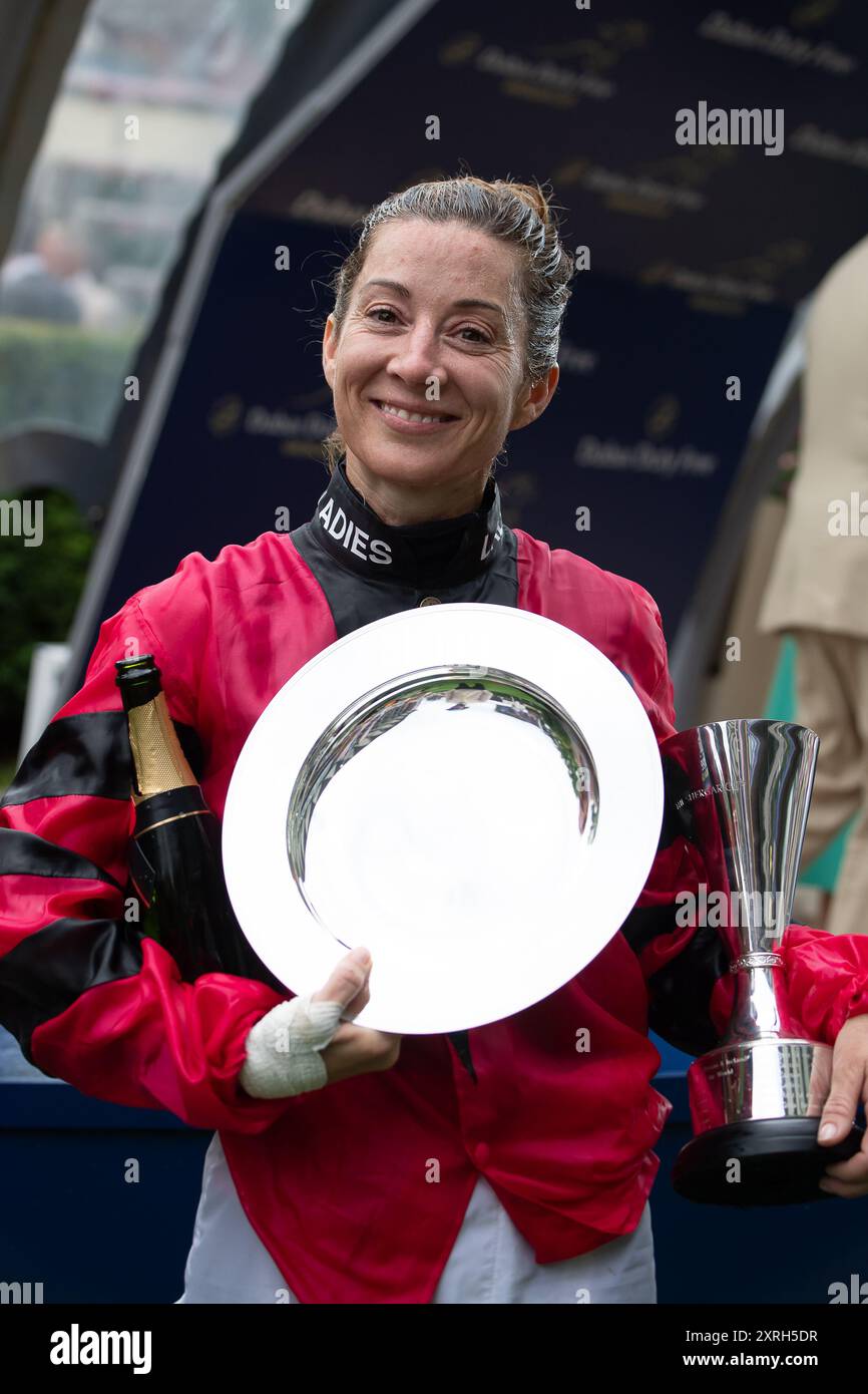 Ascot, Großbritannien. August 2024. Hayley Turner hält den Shergar Cup und den Alistair Haggas Silver Saddle. Das Ladies Team der Jockeys Joanna Mason, Marie Velon und Captain Hayley Turner gewann heute den Dubai Duty Free Shergar Cup auf der Ascot Racecourse. Hayley Turner gewann auch den Alistair Haggis Silver, nachdem er heute zwei Rennen gewonnen hatte. Quelle: Maureen McLean/Alamy Live News Stockfoto