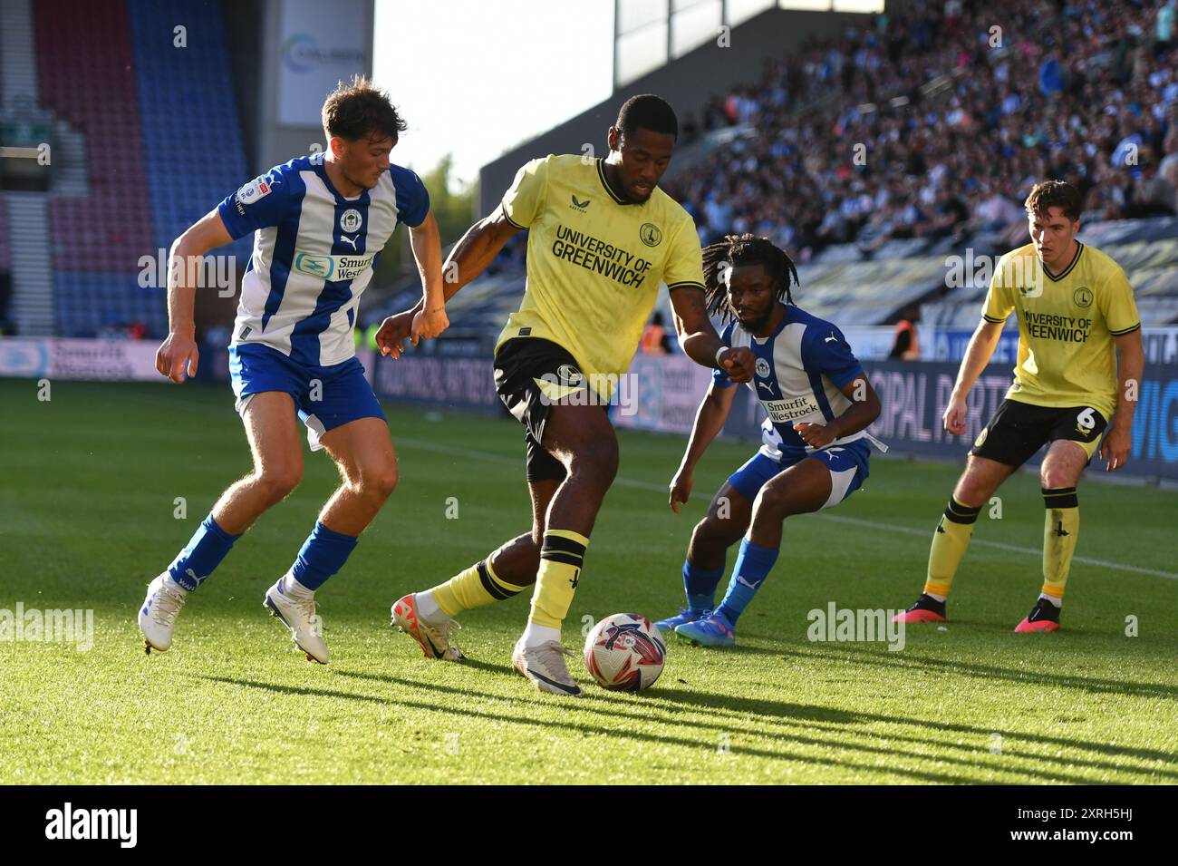 Wigan, England. August 2024. Chuks Aneke während des Sky Bet EFL League One Spiels zwischen Wigan Athletic und Charlton Athletic im Brick Community Stadium. Kyle Andrews/Alamy Live News Stockfoto