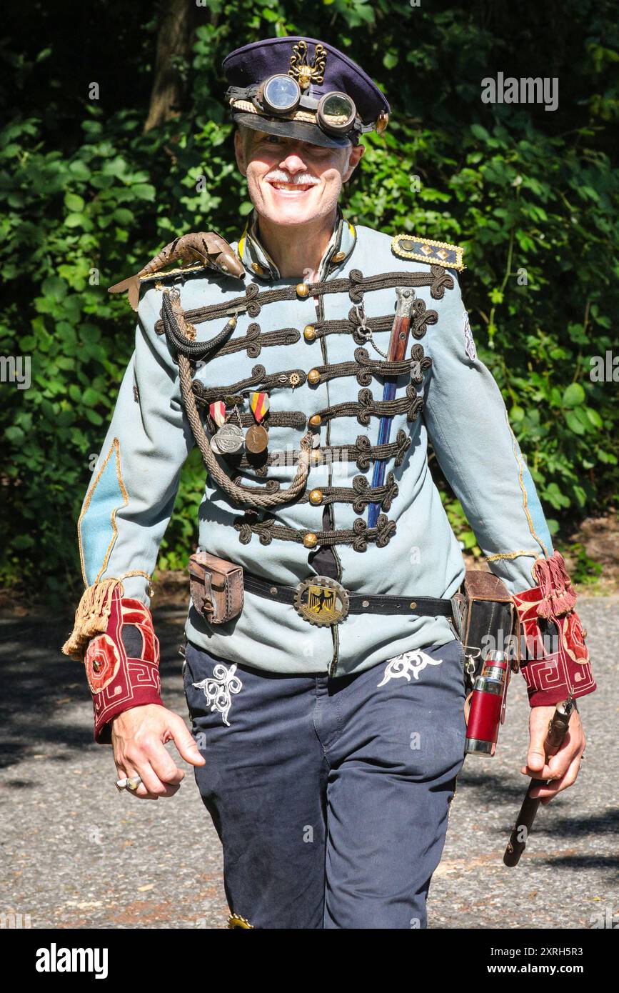 Henrichenburg, Waltrop, Deutschland. August 2024. Steampunk-Fans, Gruppen und Besucher, viele davon in Retro-futuristischen oder viktorianischen Kostümen, haben am ersten Tag des jährlichen Steampunk Jubilee Festivals und Markts Spaß. In diesem Jahr fällt das Festival mit dem 125-jährigen Jubiläum der historischen Henrichenburger Bootsliftanlage zusammen, einem denkmalgeschützten Industriedenkmal entlang des Dortmund-Ems-Kanals. Quelle: Imageplotter/Alamy Live News Stockfoto
