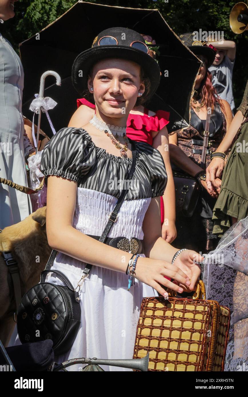 Henrichenburg, Waltrop, Deutschland. August 2024. Steampunk-Fans, Gruppen und Besucher, viele davon in Retro-futuristischen oder viktorianischen Kostümen, haben am ersten Tag des jährlichen Steampunk Jubilee Festivals und Markts Spaß. In diesem Jahr fällt das Festival mit dem 125-jährigen Jubiläum der historischen Henrichenburger Bootsliftanlage zusammen, einem denkmalgeschützten Industriedenkmal entlang des Dortmund-Ems-Kanals. Quelle: Imageplotter/Alamy Live News Stockfoto