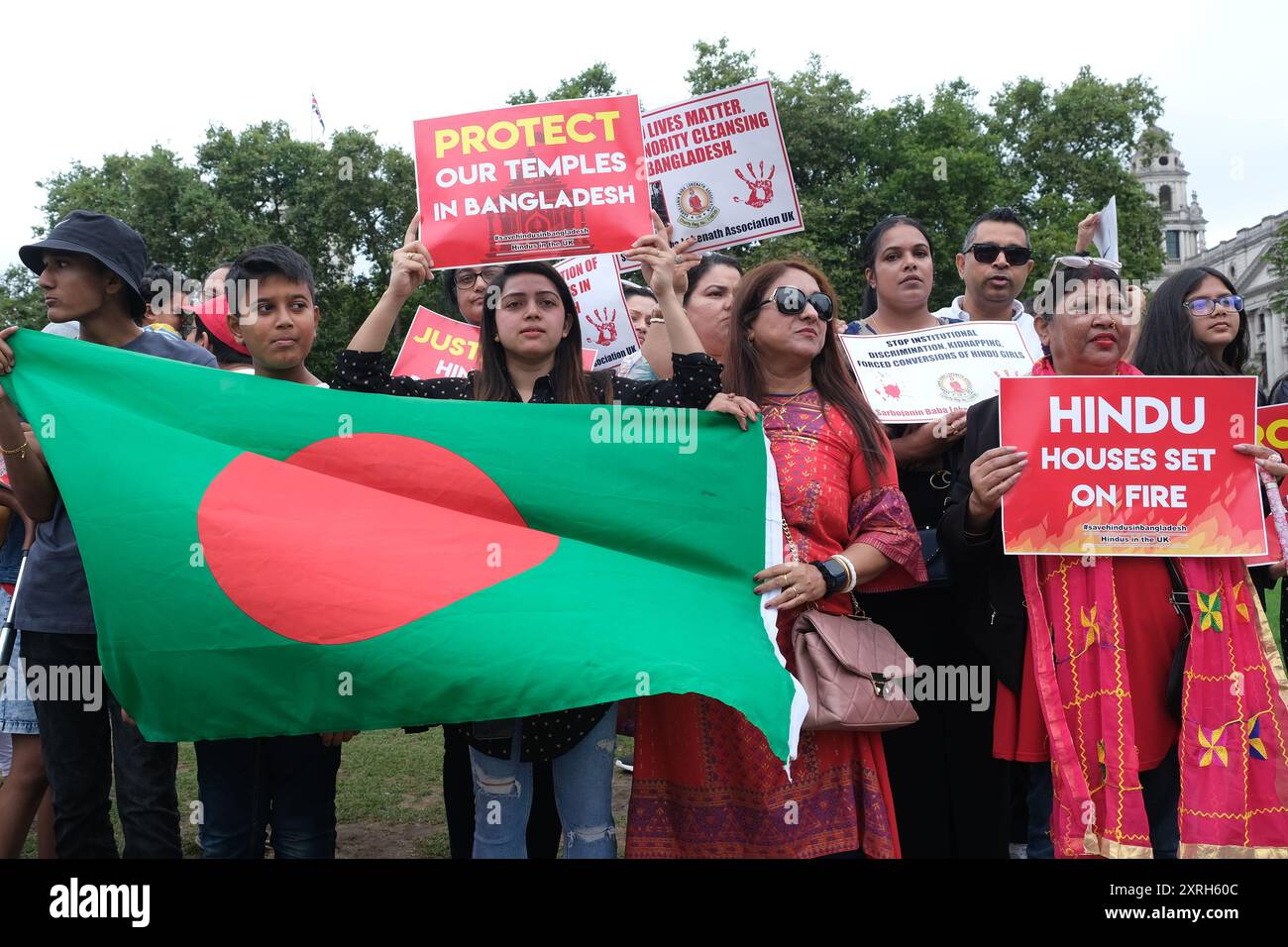 London, UK, 10. August 2024. Britisch-bangladeschische Hindus und ihre Anhänger versammelten sich auf dem Parlamentsplatz, um die Situation nach dem Rücktritt von Premierminister Scheich Hasina am Montag darzustellen, wo einige extremer Gewalt und Einschüchterung im muslimischen Mehrheitsland ausgesetzt waren. Quelle: Eleventh Photography/Alamy Live News Stockfoto