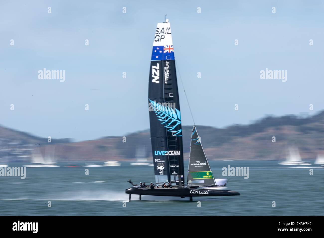 San Francisco Bay, Kalifornien - 26. März 2022: Sail GP Racing 45 Fuß Foiling Catamarane komplett im internationalen Sail GP Sailboat Race Stockfoto