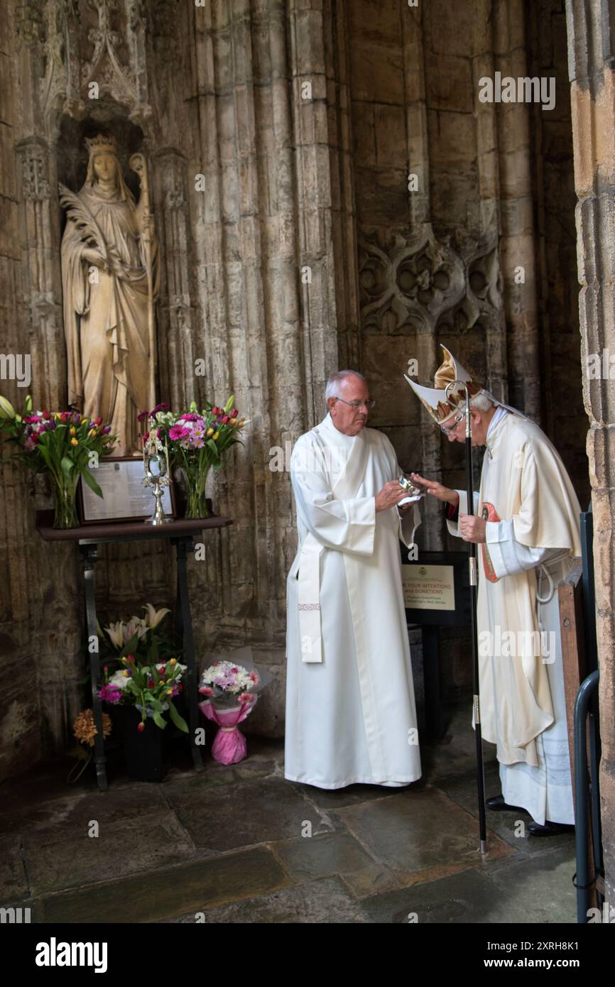 St. Winefrids-Schrein und heiliger Brunnen. Holywell Flintshire. Der katholische Bischof von Wrexham, Reverend Peter M. Brignall, verehrt das Relikt St. Winefrides und spricht ein Gebet, während er es berührt. Pilgerfahrt zum Heiligen Winefride-fest. Statut von Saint Winefride (TL) Wales Juni 2023. HOMER SYKES AUS DEN 2000ER JAHREN Stockfoto