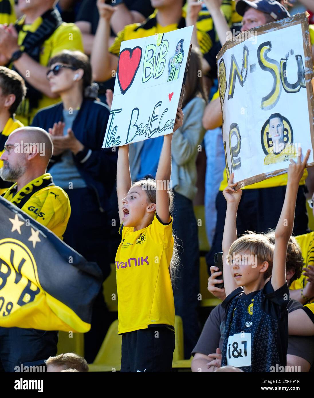 Dortmund, Deutschland. August 2024. Dortmunder Fans während eines Vorsaisonverbandes zwischen Borussia Dortmund und Aston Villa FC am 10. August 2024. Dortmund gewann mit 2:0. (Kreditbild: © Scott Coleman/ZUMA Press Wire) NUR REDAKTIONELLE VERWENDUNG! Nicht für kommerzielle ZWECKE! Quelle: ZUMA Press, Inc./Alamy Live News Stockfoto