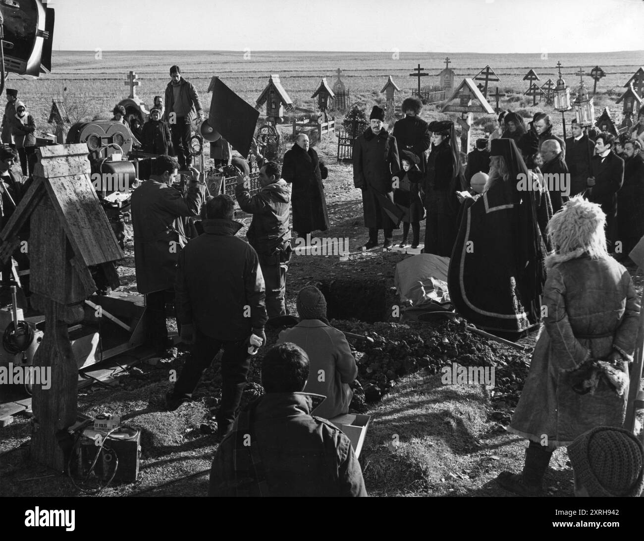 DAVID LEAN inszeniert RALPH RICHARDSON, MERCEDES RUIZ, SIOBHAN McKenna und TAREK SHARIFin einer frühen Sequenz für DOKTOR ZHIVAGO 1965 Regisseur DAVID LEAN Roman BORIS PASTERNAK Drehbuch ROBERT BOLT Cinematographie FREDDIE YOUNG Music MAURICE JARRE Carlo Ponti Productions / Metro Goldwyn Mayer Stockfoto