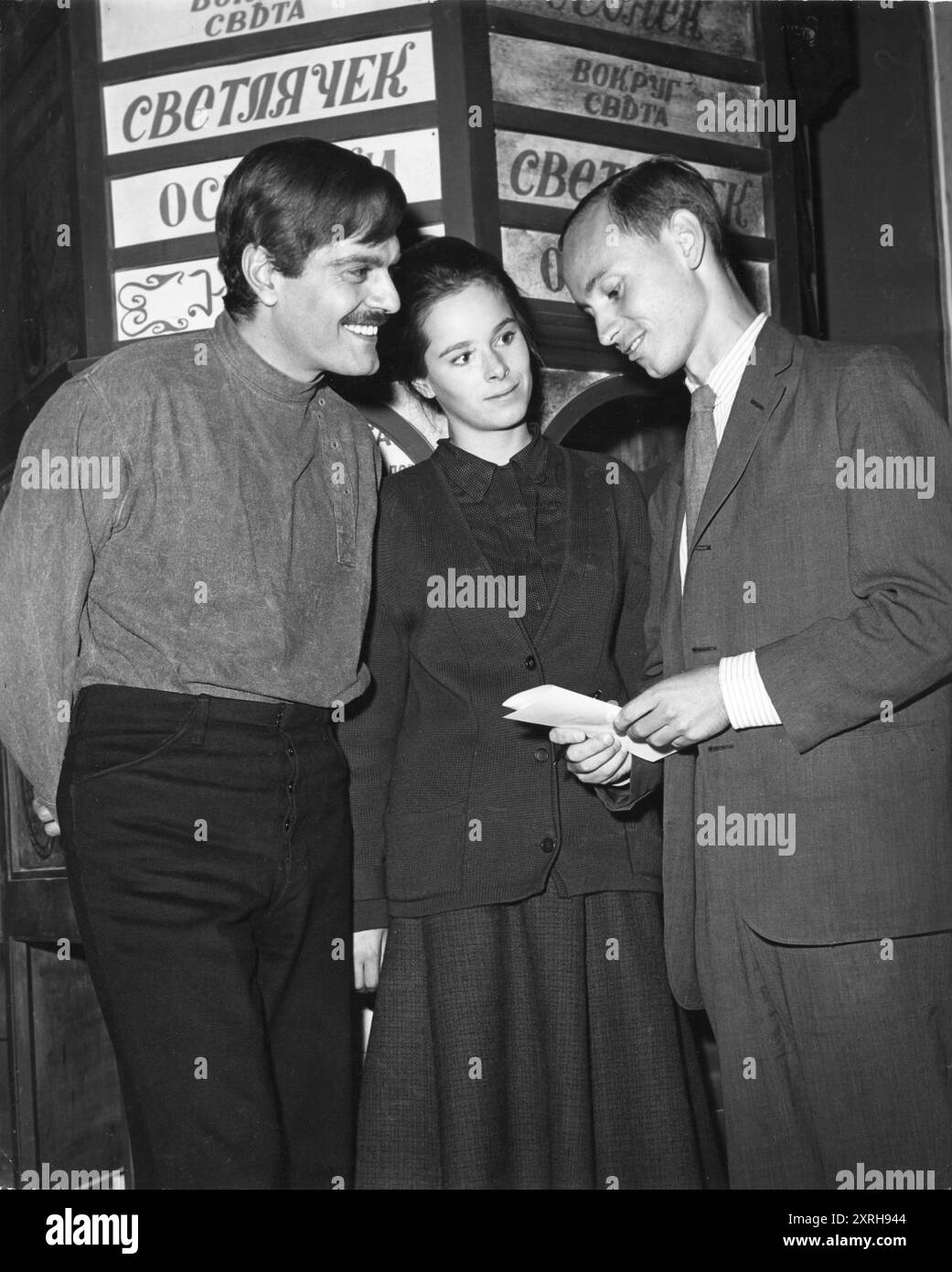 STEPHEN SCHLESSINGER interviewt OMAR SHARIF und GERALDINE CHAPLIN am Set von DOCTOR ZHIVAGO 1965 Regisseur DAVID LEAN Roman BORIS PASTERNAK Drehbuch ROBERT BOLT Cinematography FREDDIE YOUNG Music MAURICE JARRE Carlo Ponti Productions / Metro Goldwyn Mayer Stockfoto