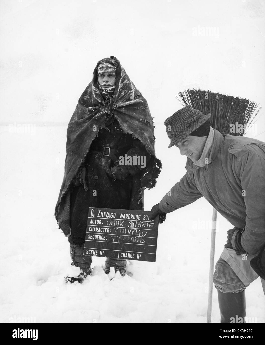 Während einer Drehpause bekommt ein Garderobenmann noch vor Ort in Finnland eine Referenz für DOKTOR ZHIVAGO 1965 Regisseur DAVID LEAN Roman BORIS PASTERNAK Drehbuch ROBERT BOLT Cinematography FREDDIE YOUNG Music MAURICE JARRE Carlo Ponti Productions / Metro Goldwyn Mayer Stockfoto