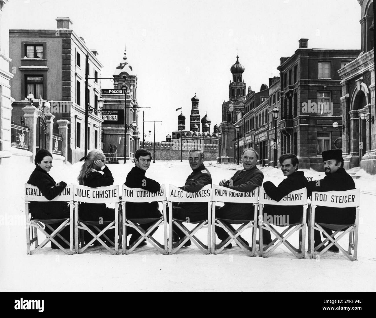 DIE HAUPTDARSTELLER GERALDINE CHAPLIN, JULIE CHRISTIE, TOM COURTENEY, ALEC GUINNESS, RALPH RICHARDSON, OMAR SHARIF und ROD STEIGER fotografierten auf dem massiven Moskauer Set außerhalb von Madrid für DOKTOR SCHIWAGO 1965 Regisseur DAVID LEAN Roman BORIS PASTERNAK Drehbuch ROBERT BOLT Cinematographie FREDDIE YOUNG Music MAURICE JARRE Carlo Ponti Productions / Metro Goldwyn Mayer Stockfoto
