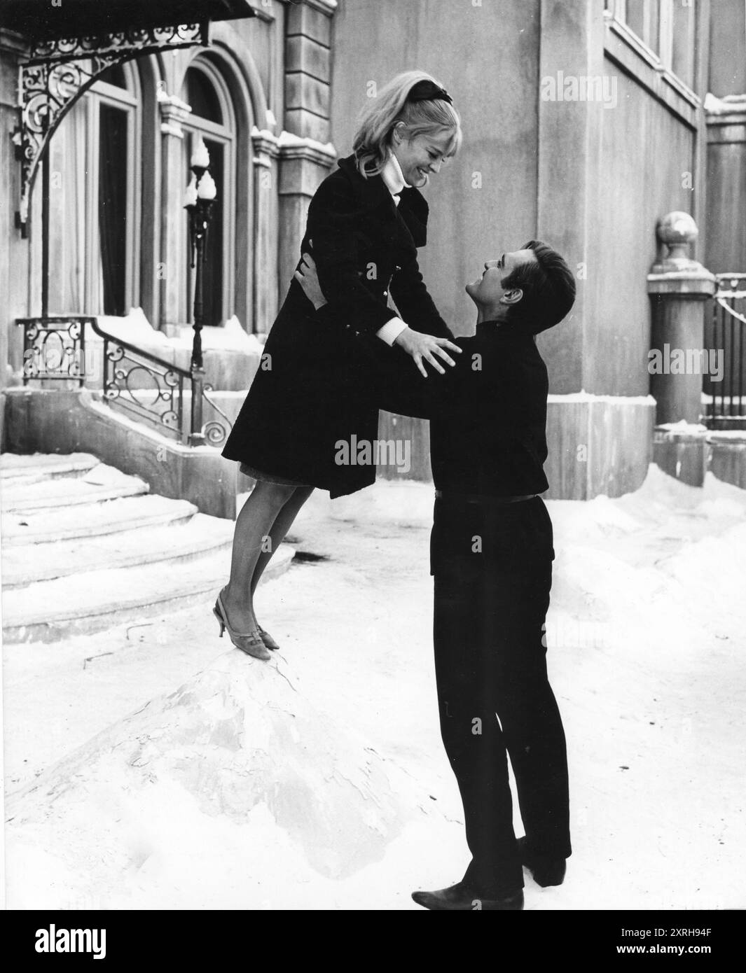 JULIE CHRISTIE und OMAR SHARIF posieren zusammen auf dem großen Moskauer Set, das außerhalb von Madrid in Spanien für DOCTOR SCHIWAGO gebaut wurde 1965 Regisseur DAVID LEAN Roman BORIS PASTERNAK Drehbuch ROBERT BOLT Cinematographie FREDDIE YOUNG Music MAURICE JARRE Carlo Ponti Productions / Metro Goldwyn Mayer Stockfoto