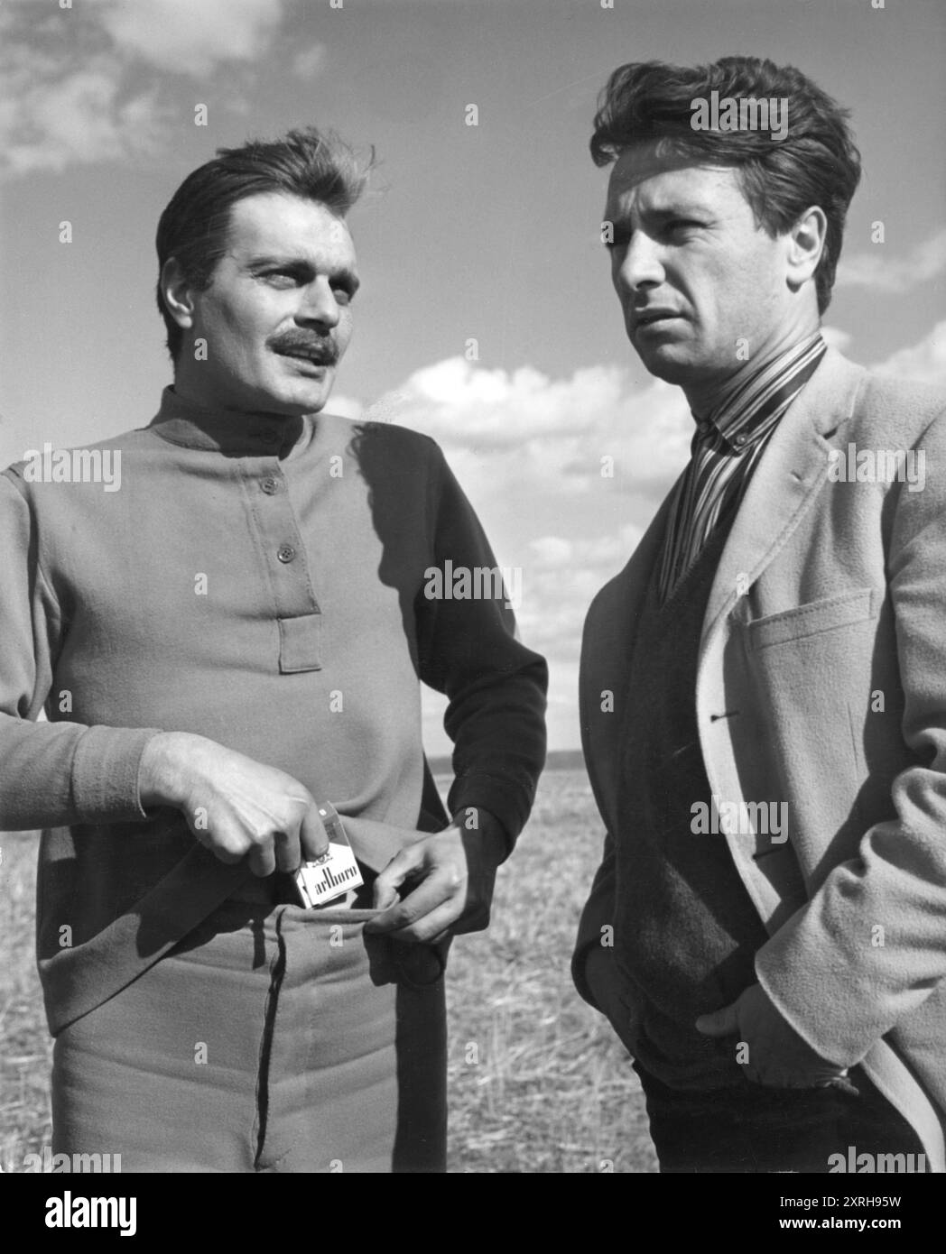 OMAR SHARIF und MAURICE JARRE unterhalten sich vor Ort in Spanien während der Dreharbeiten von DOCTOR ZHIVAGO 1965 Regisseur DAVID LEAN Roman BORIS PASTERNAK Drehbuch ROBERT BOLT Cinematographie FREDDIE YOUNG Music MAURICE JARRE Carlo Ponti Productions / Metro Goldwyn Mayer Stockfoto