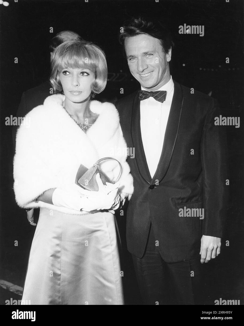 Der französische Filmkomponist MAURICE JARRE mit seiner Frau DANY SAVAL fotografierte am 23. Dezember 1965 bei der West Coast Premiere für DOKTOR ZHIVAGO 1965 Regisseur DAVID LEAN Roman BORIS PASTERNAK Drehbuch ROBERT BOLT Cinematographie FREDDIE YOUNG Music MAURICE JARRE Carlo Ponti Productions / Metro Goldwyn Mayer Stockfoto